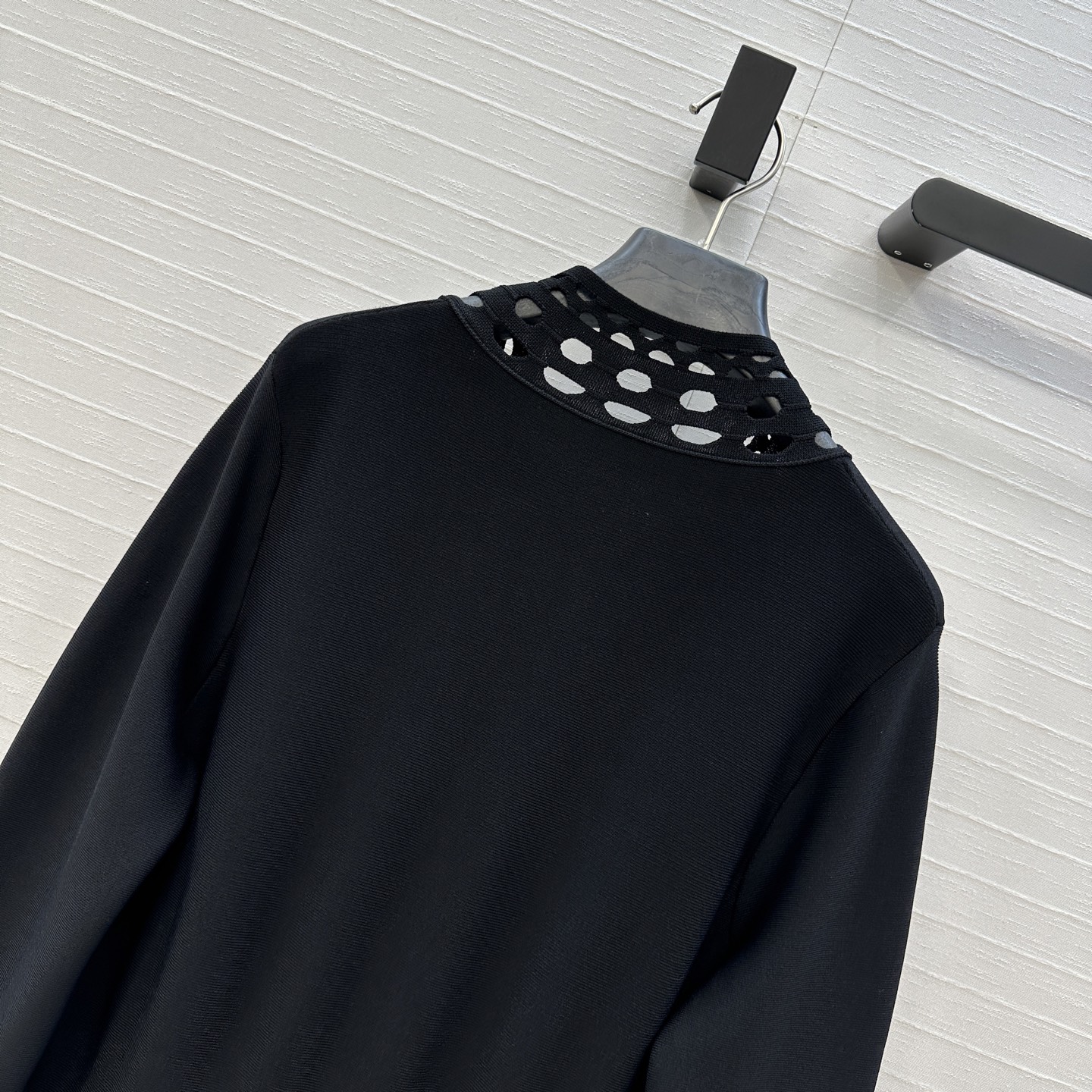 强烈推荐❤️Alai*25新品，镂空雕花V领针织连衣裙，收腰立体蓬蓬裙摆设计版型上身俏皮优雅的调调。气质