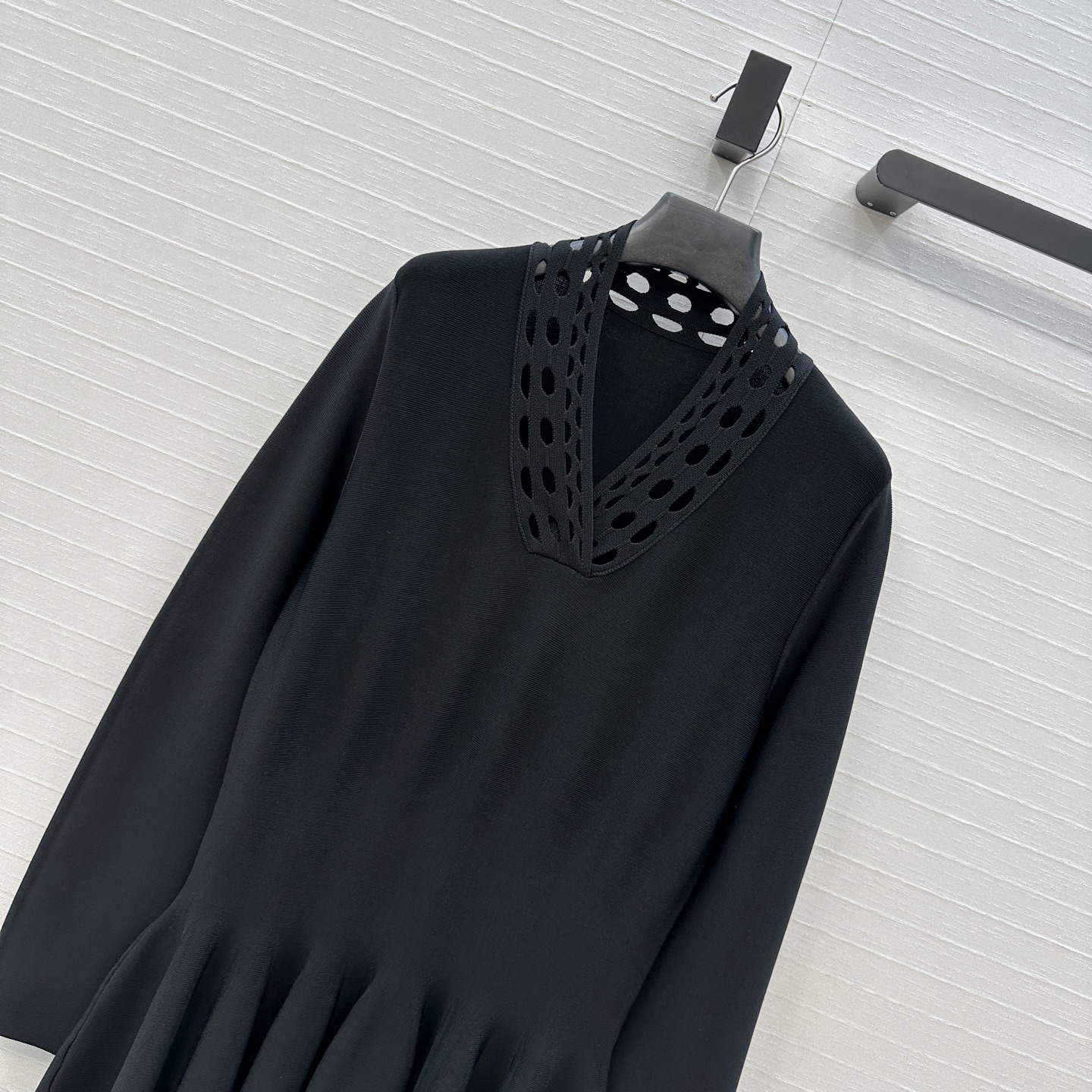 强烈推荐❤️Alai*25新品，镂空雕花V领针织连衣裙，收腰立体蓬蓬裙摆设计版型上身俏皮优雅的调调。气质