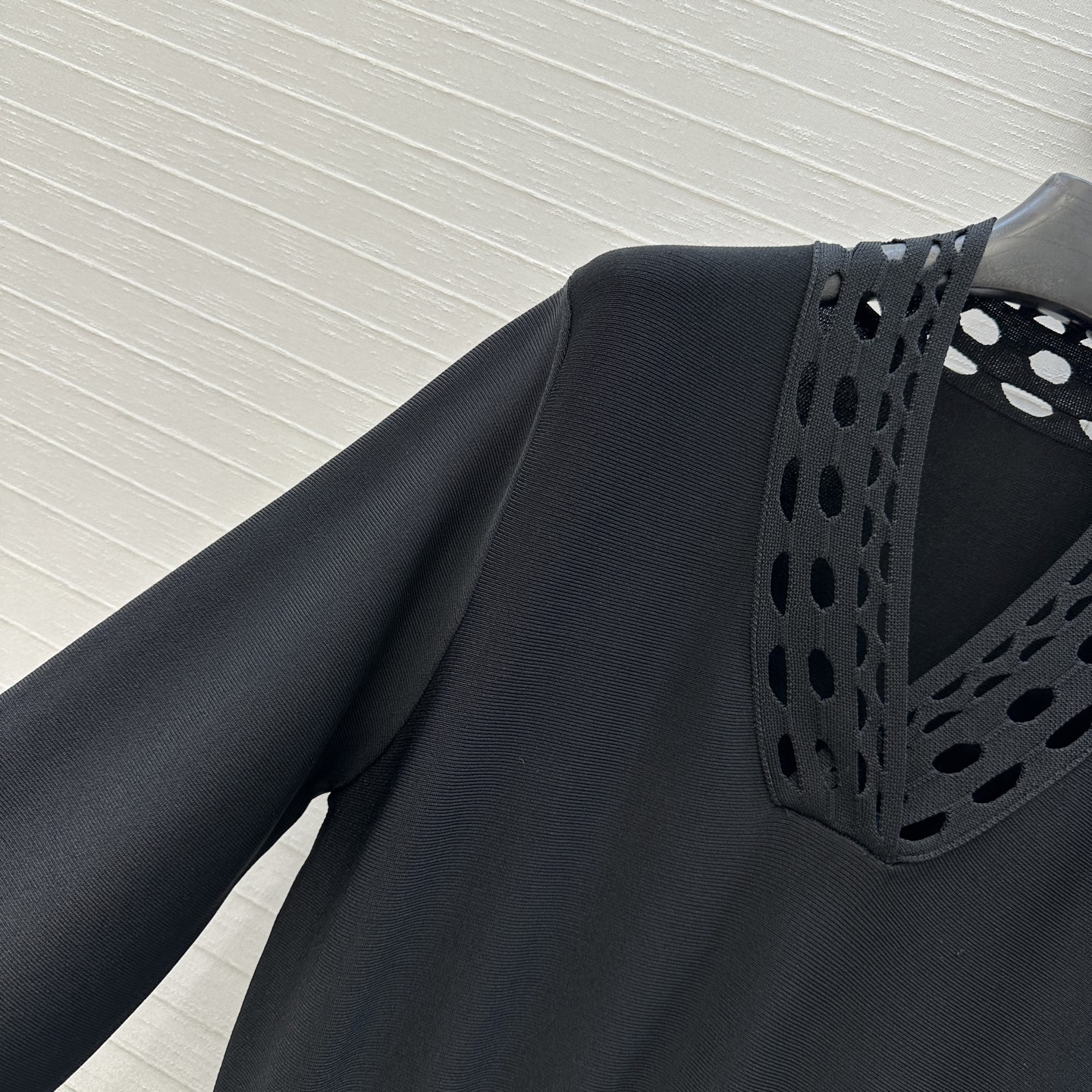 强烈推荐❤️Alai*25新品，镂空雕花V领针织连衣裙，收腰立体蓬蓬裙摆设计版型上身俏皮优雅的调调。气质