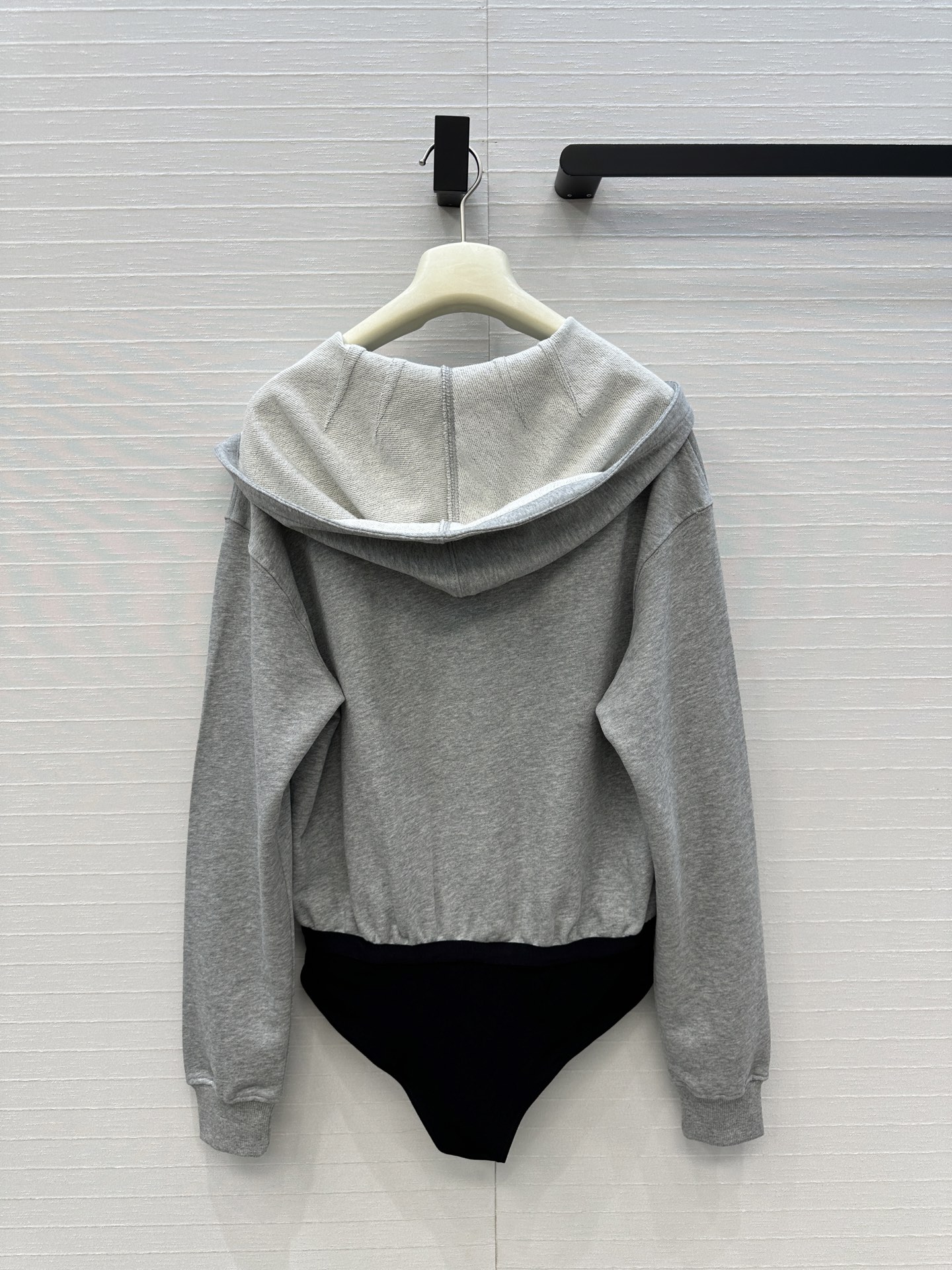 独家首发❤️Alai*新品减龄运动少女风连帽套装，连档设计卫衣搭配垂褶包臀半身裙一套上身绝绝子！勾勒松弛