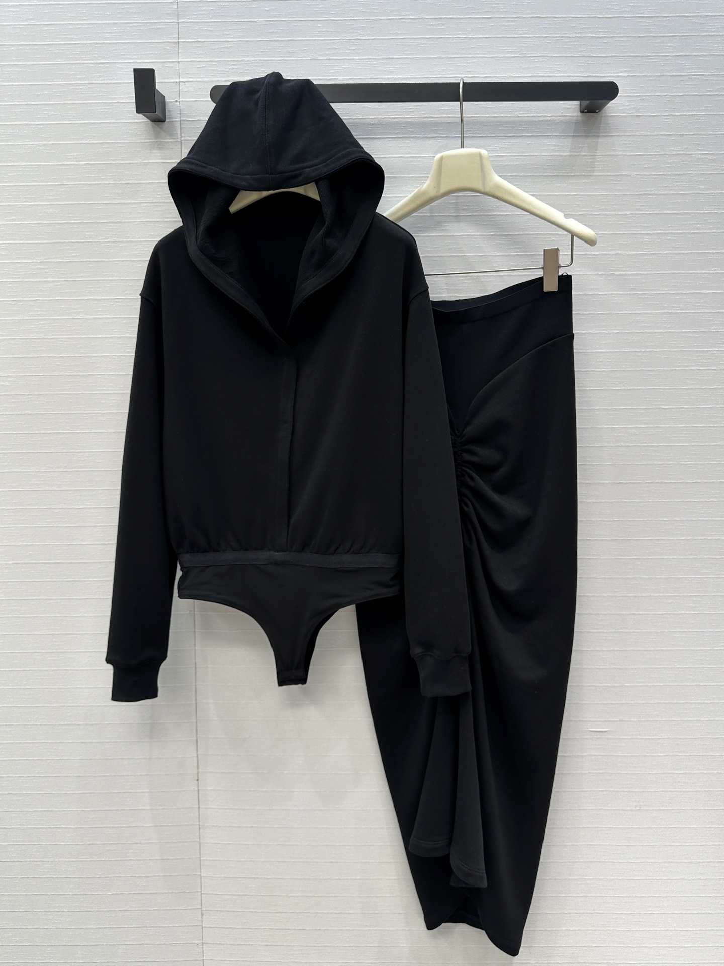 独家首发❤️Alai*新品减龄运动少女风连帽套装，连档设计卫衣搭配垂褶包臀半身裙一套上身绝绝子！勾勒松弛