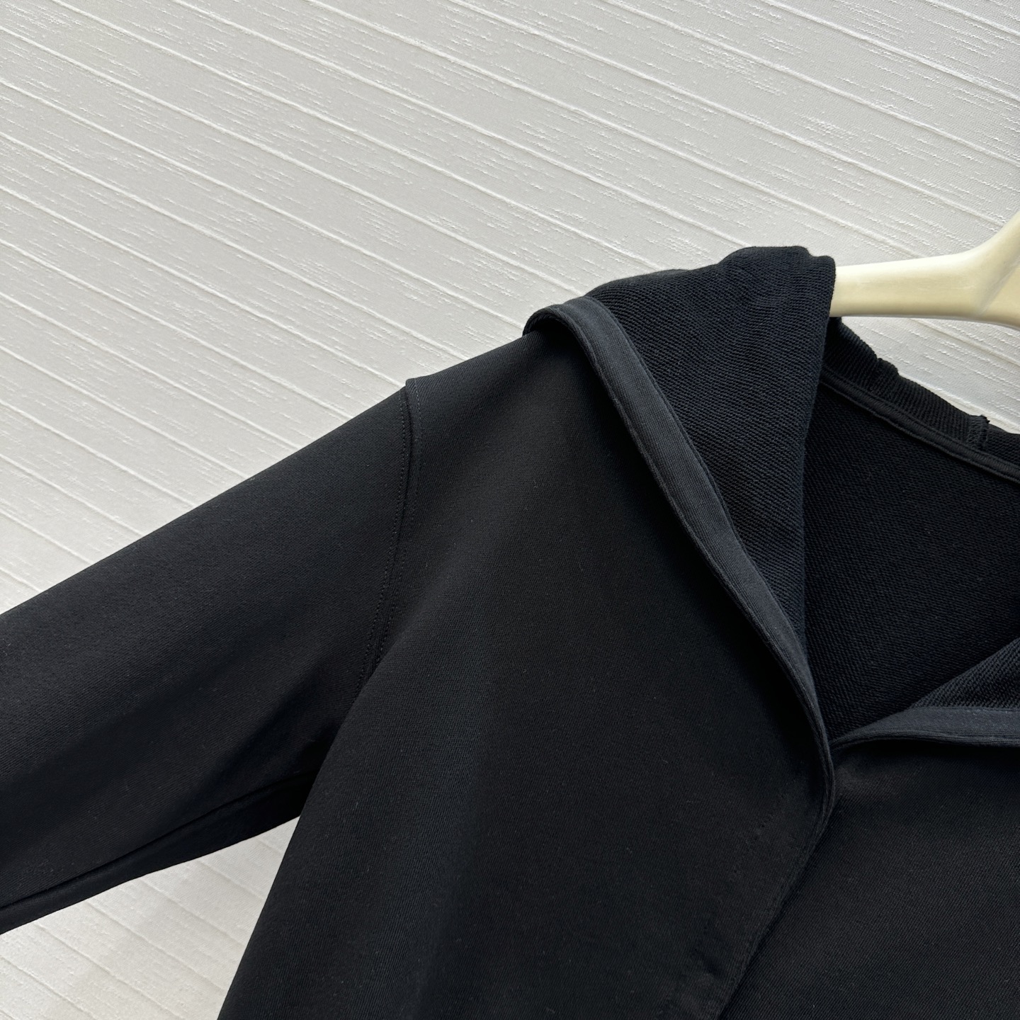 独家首发❤️Alai*新品减龄运动少女风连帽套装，连档设计卫衣搭配垂褶包臀半身裙一套上身绝绝子！勾勒松弛