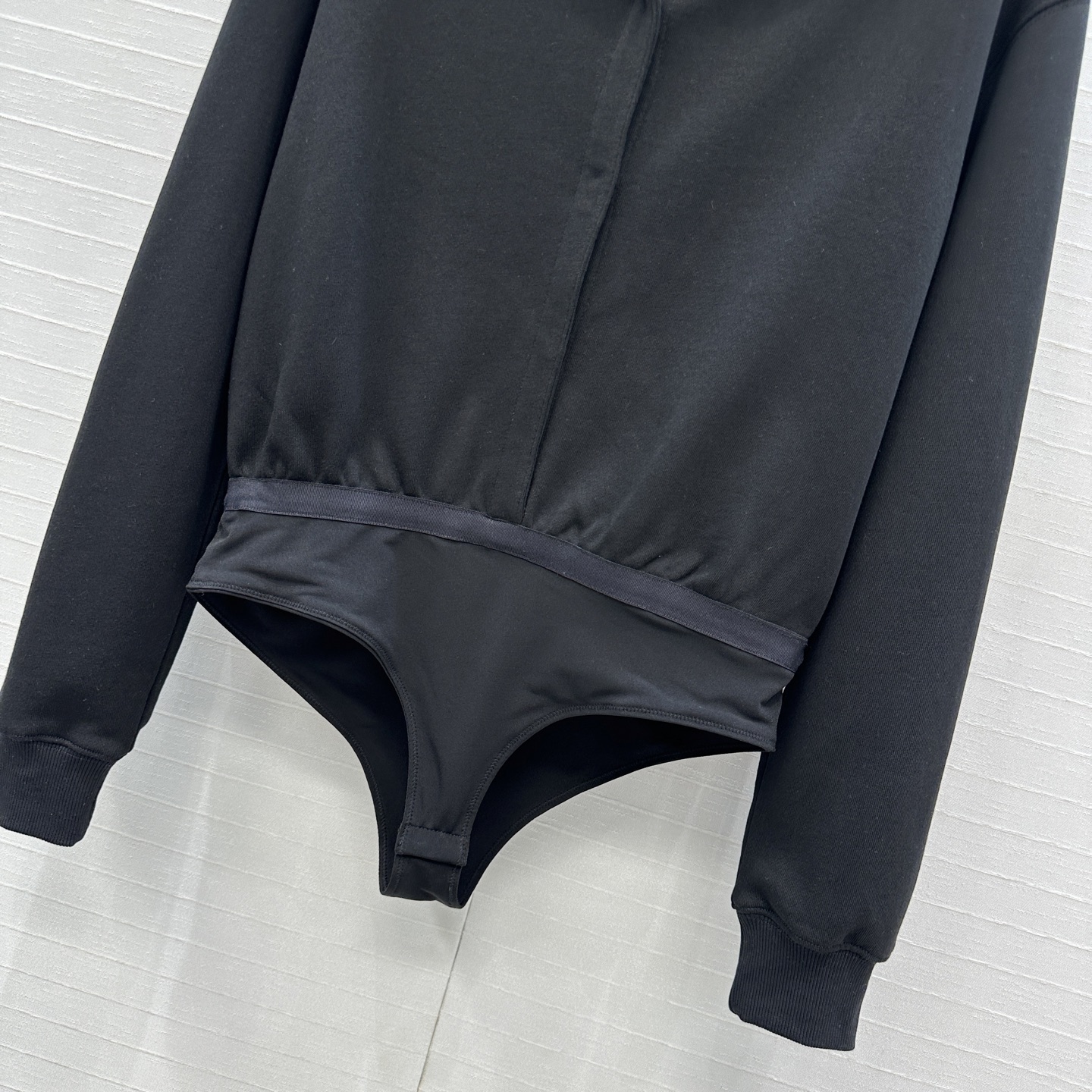 独家首发❤️Alai*新品减龄运动少女风连帽套装，连档设计卫衣搭配垂褶包臀半身裙一套上身绝绝子！勾勒松弛