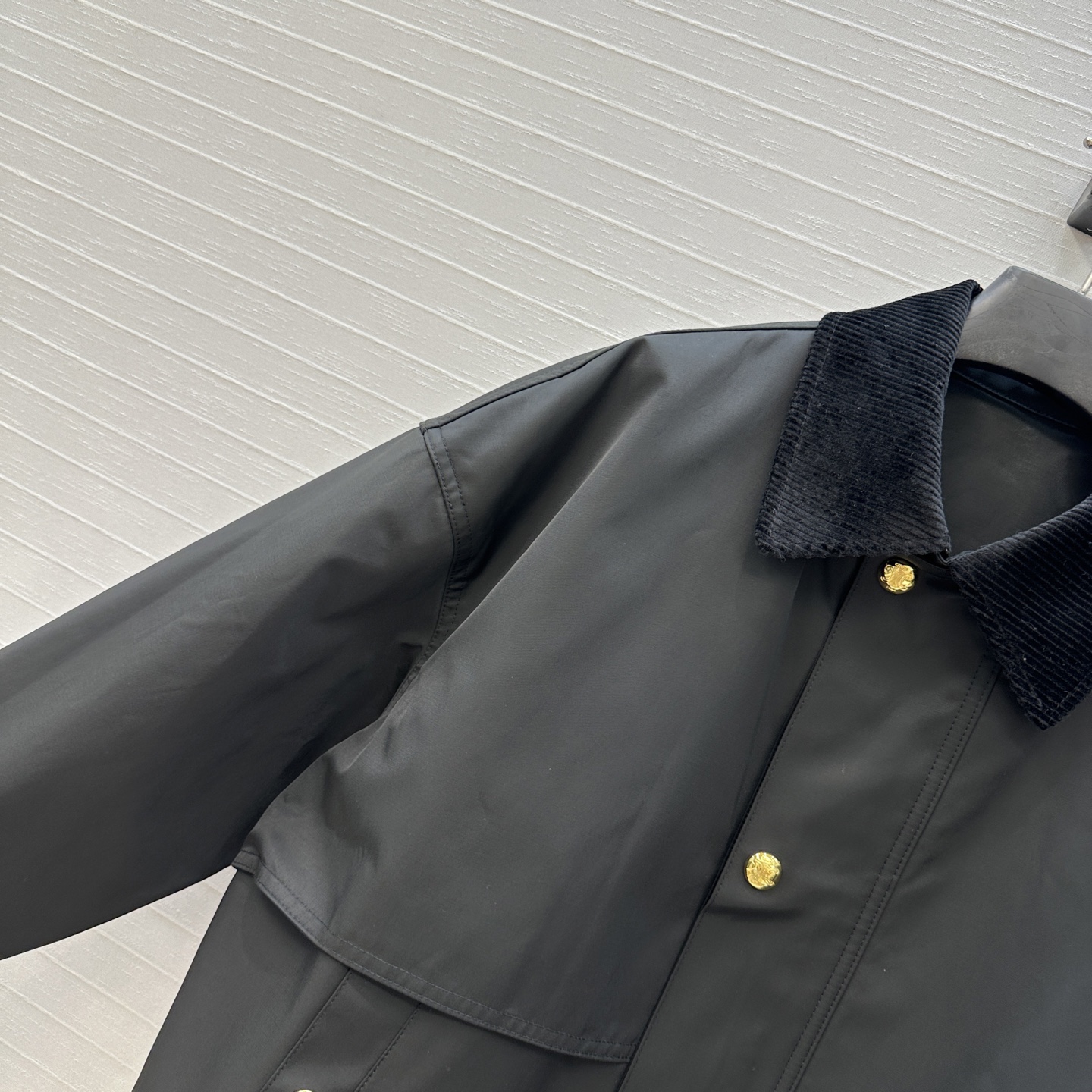 强烈推荐❤️CE新品金属扣缀饰短夹克外套，气质灯芯绒翻领拼接 经典宽松H版型百搭不挑人！小个子更友好。休