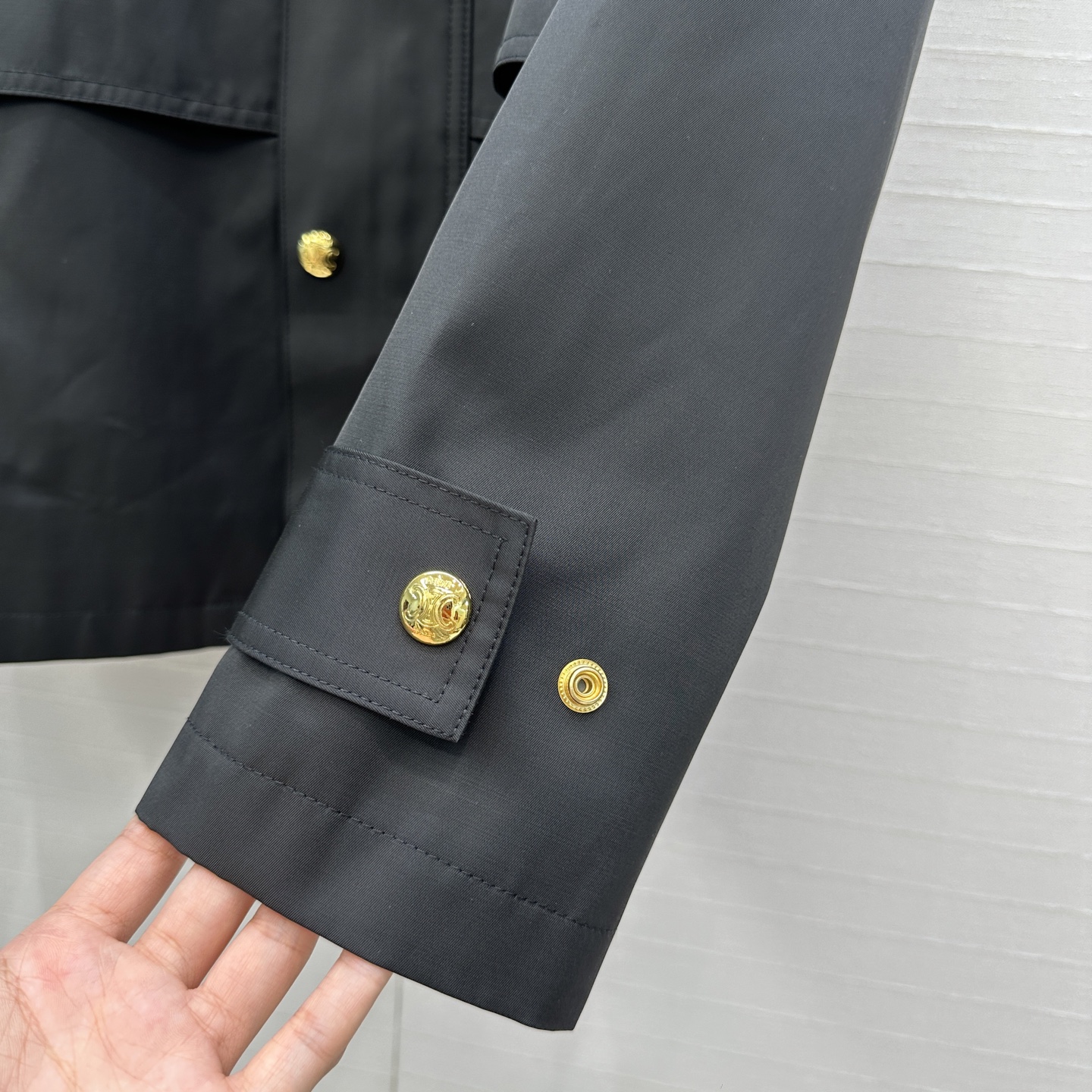 强烈推荐❤️CE新品金属扣缀饰短夹克外套，气质灯芯绒翻领拼接 经典宽松H版型百搭不挑人！小个子更友好。休