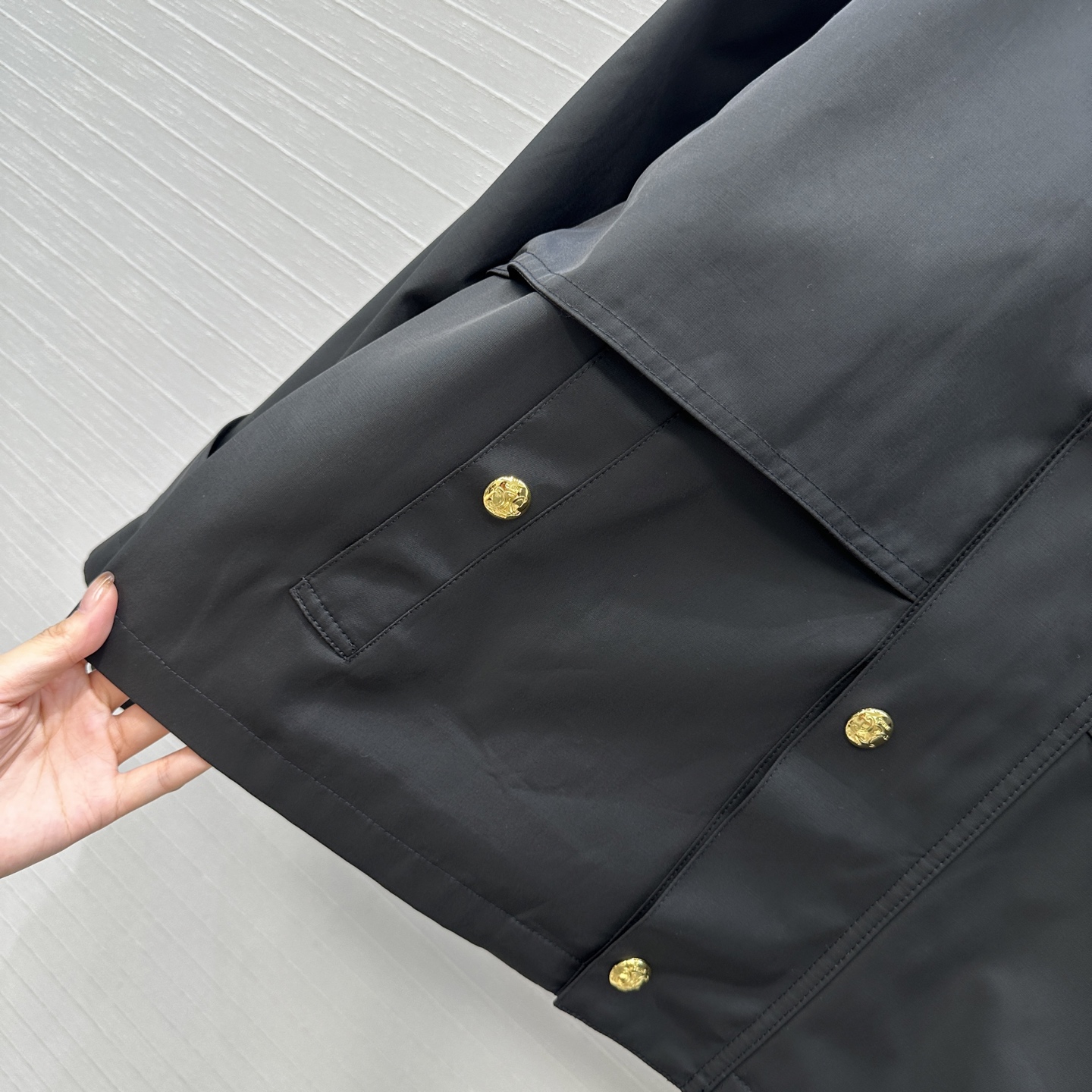 强烈推荐❤️CE新品金属扣缀饰短夹克外套，气质灯芯绒翻领拼接 经典宽松H版型百搭不挑人！小个子更友好。休