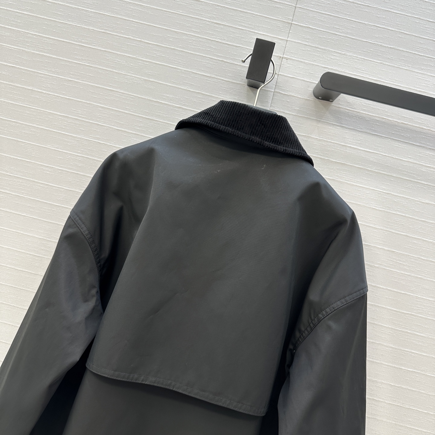 强烈推荐❤️CE新品金属扣缀饰短夹克外套，气质灯芯绒翻领拼接 经典宽松H版型百搭不挑人！小个子更友好。休