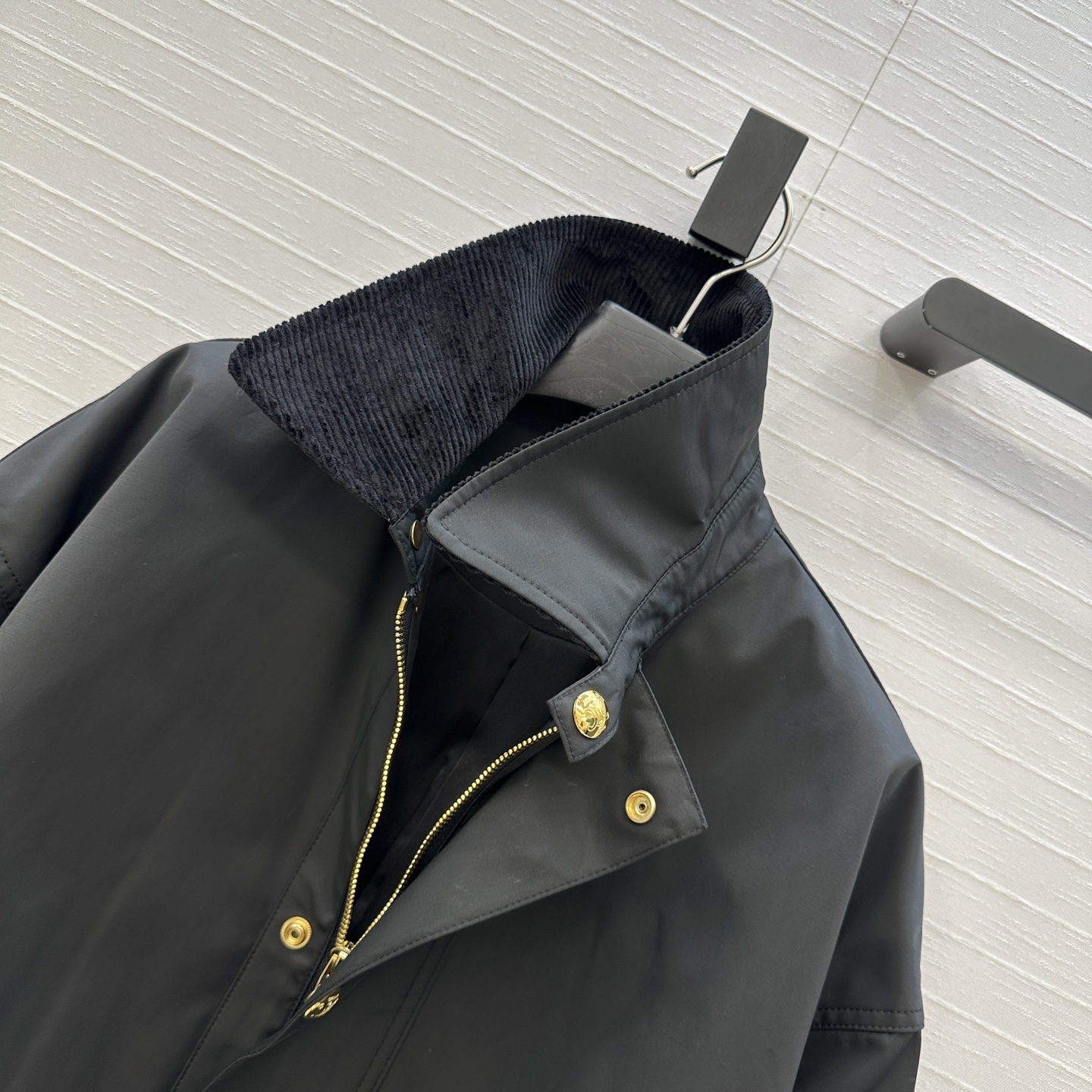 强烈推荐❤️CE新品金属扣缀饰短夹克外套，气质灯芯绒翻领拼接 经典宽松H版型百搭不挑人！小个子更友好。休