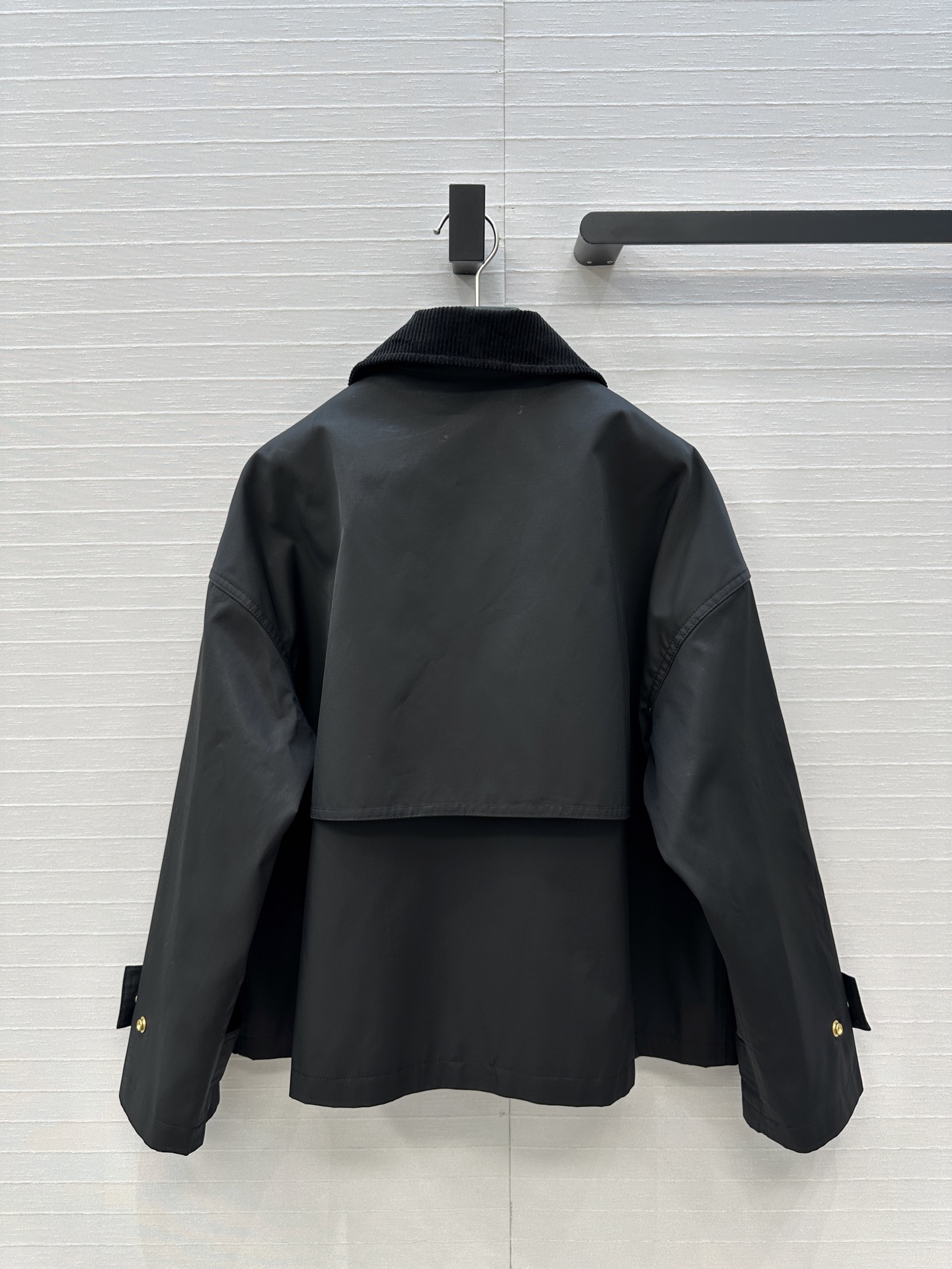 强烈推荐❤️CE新品金属扣缀饰短夹克外套，气质灯芯绒翻领拼接 经典宽松H版型百搭不挑人！小个子更友好。休