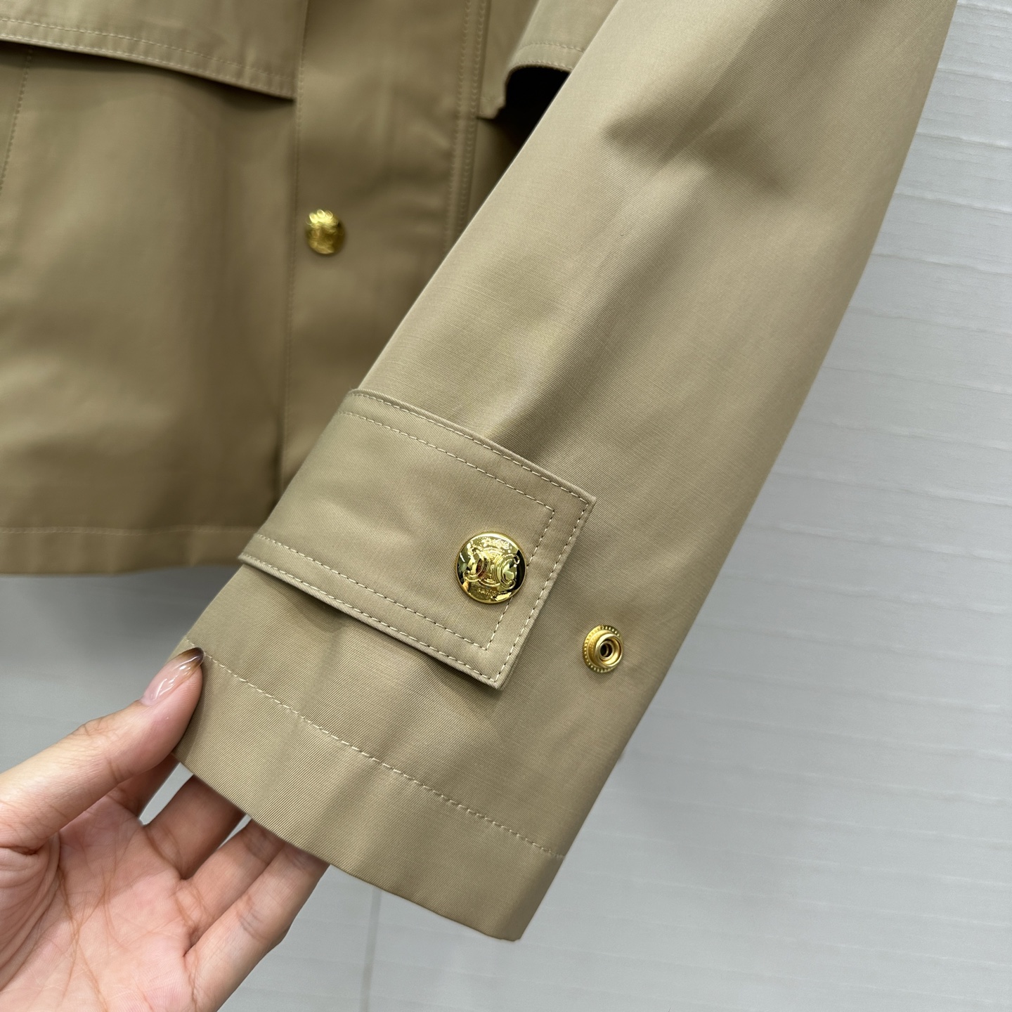 强烈推荐❤️CE新品金属扣缀饰短夹克外套，气质灯芯绒翻领拼接 经典宽松H版型百搭不挑人！小个子更友好。休