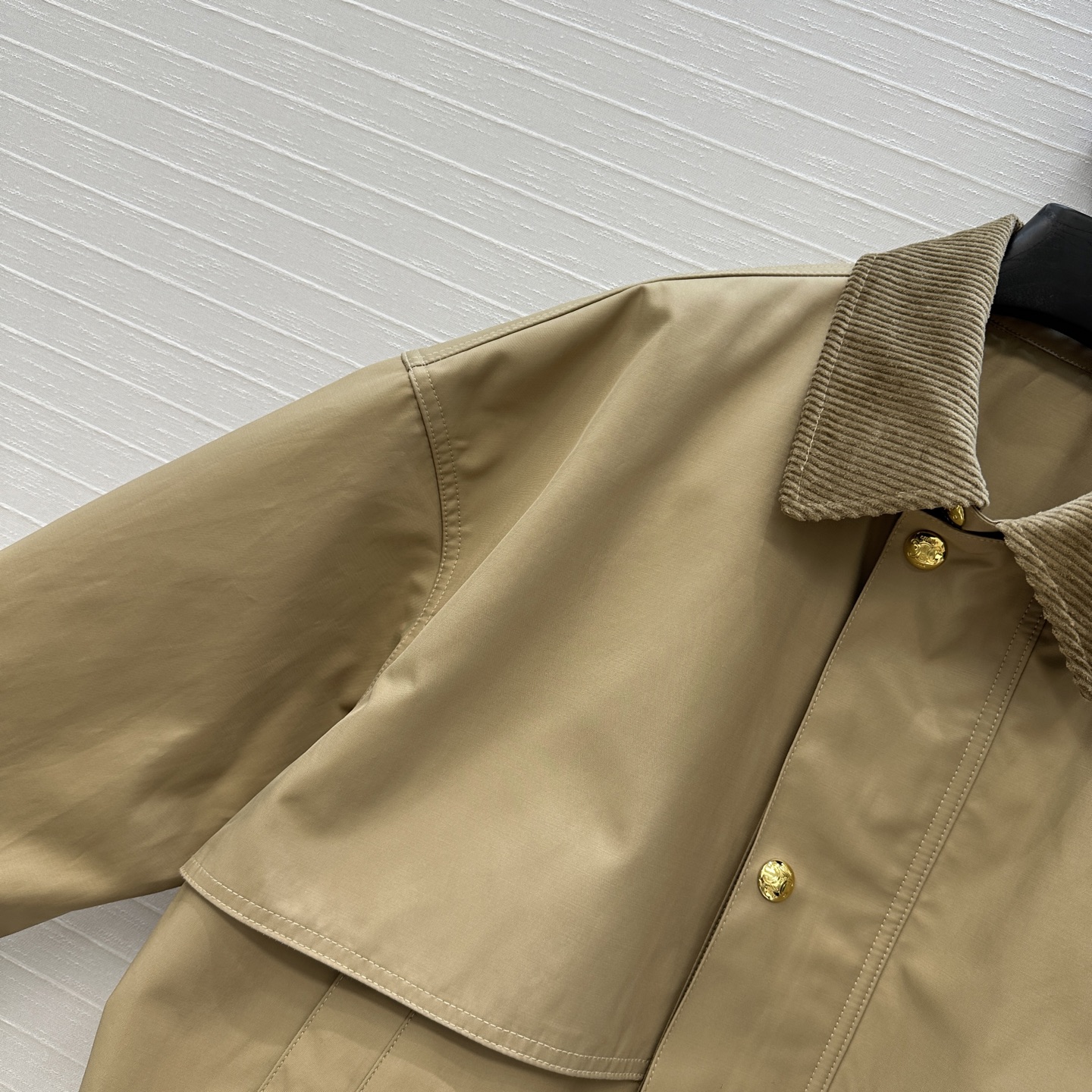 强烈推荐❤️CE新品金属扣缀饰短夹克外套，气质灯芯绒翻领拼接 经典宽松H版型百搭不挑人！小个子更友好。休