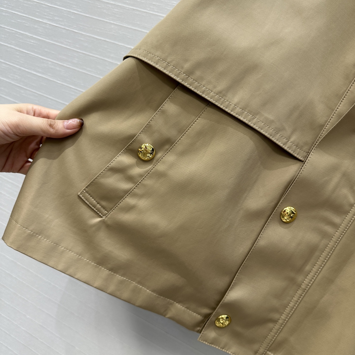 强烈推荐❤️CE新品金属扣缀饰短夹克外套，气质灯芯绒翻领拼接 经典宽松H版型百搭不挑人！小个子更友好。休