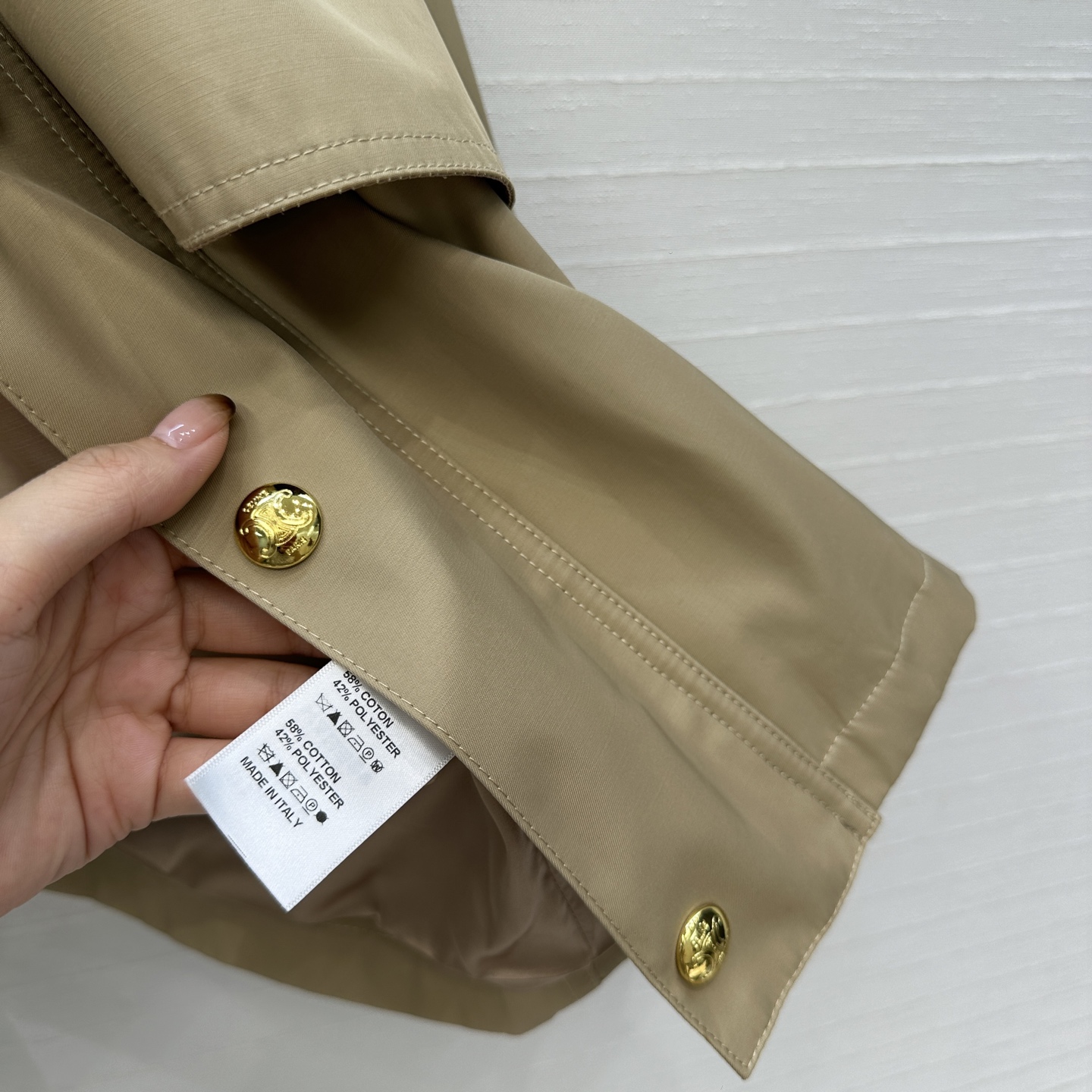 强烈推荐❤️CE新品金属扣缀饰短夹克外套，气质灯芯绒翻领拼接 经典宽松H版型百搭不挑人！小个子更友好。休