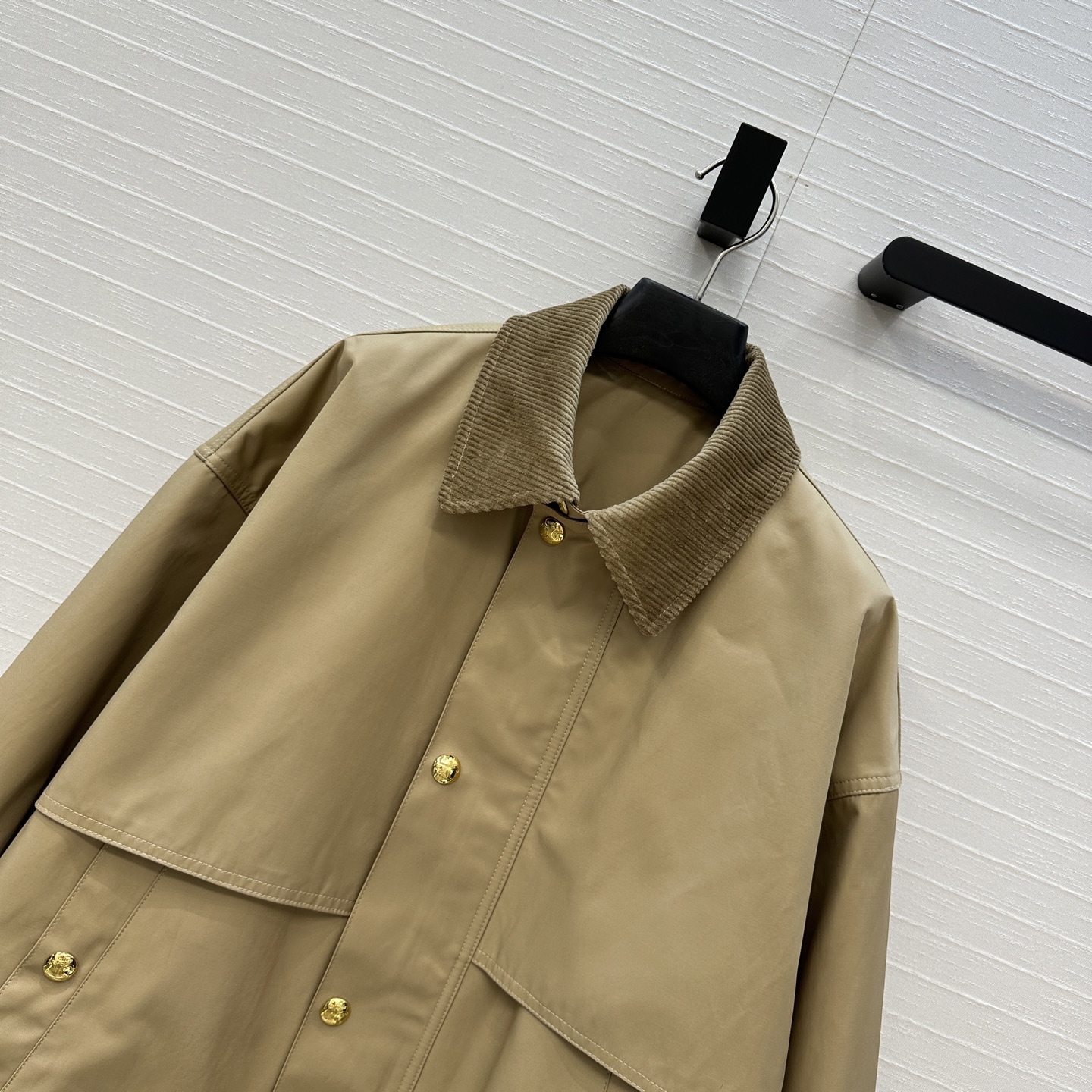 强烈推荐❤️CE新品金属扣缀饰短夹克外套，气质灯芯绒翻领拼接 经典宽松H版型百搭不挑人！小个子更友好。休