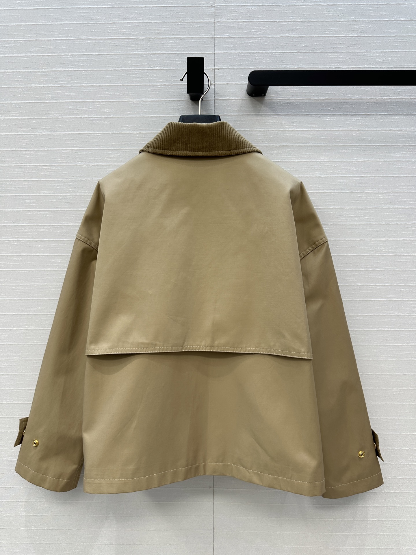 强烈推荐❤️CE新品金属扣缀饰短夹克外套，气质灯芯绒翻领拼接 经典宽松H版型百搭不挑人！小个子更友好。休