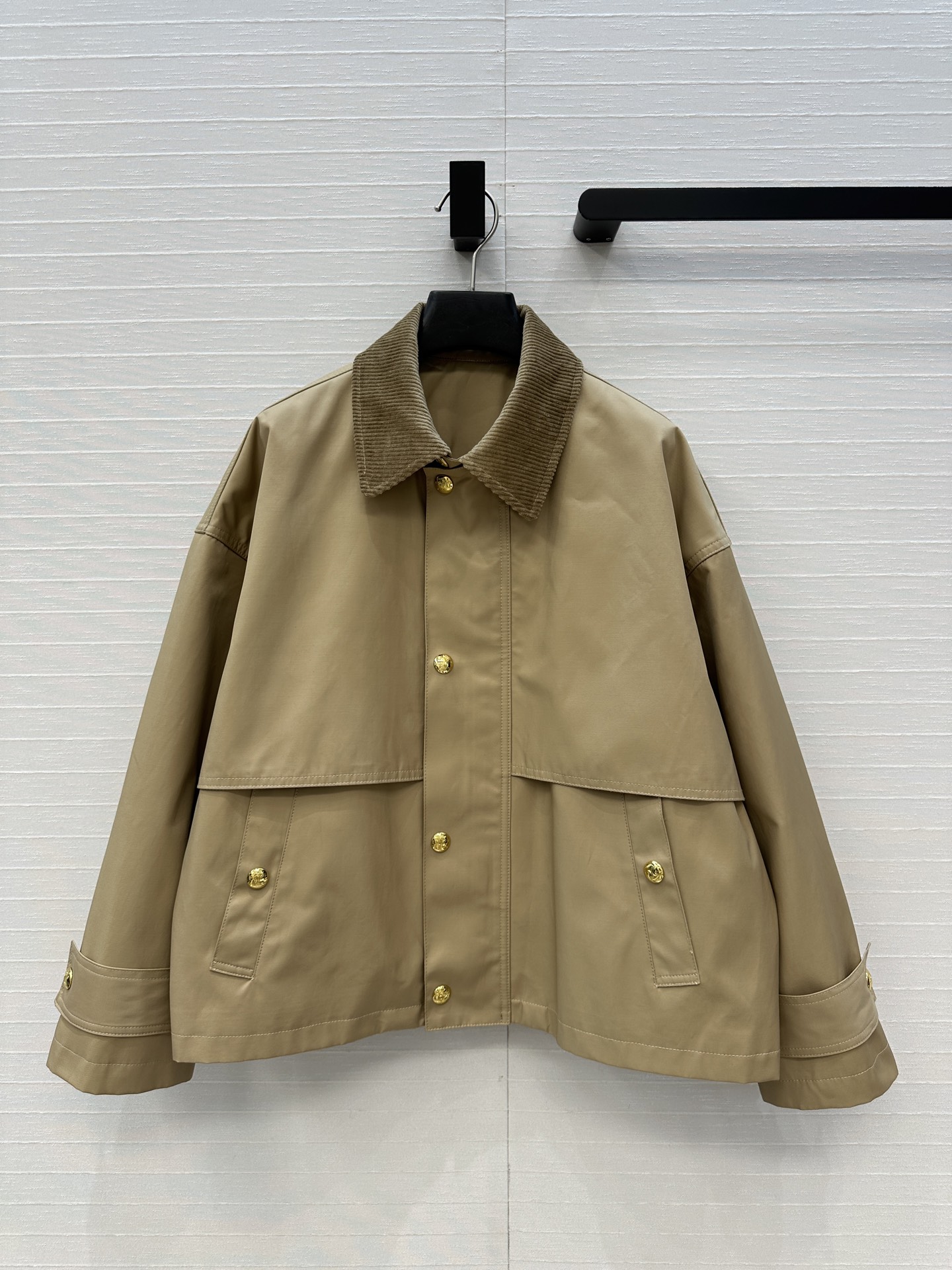 强烈推荐❤️CE新品金属扣缀饰短夹克外套，气质灯芯绒翻领拼接 经典宽松H版型百搭不挑人！小个子更友好。休