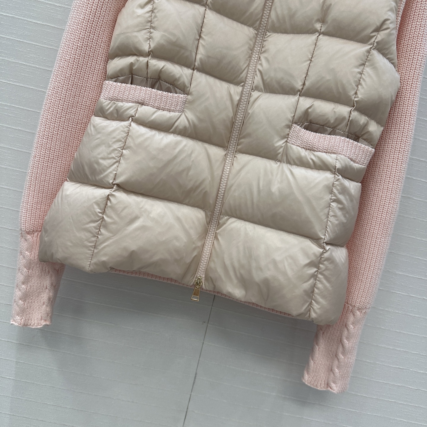 爆单推荐❤️原单品质Moncle*早秋新品 针织拼接羽绒服！冬天的内搭神器早秋必备单品。横纹绗缝经典立领