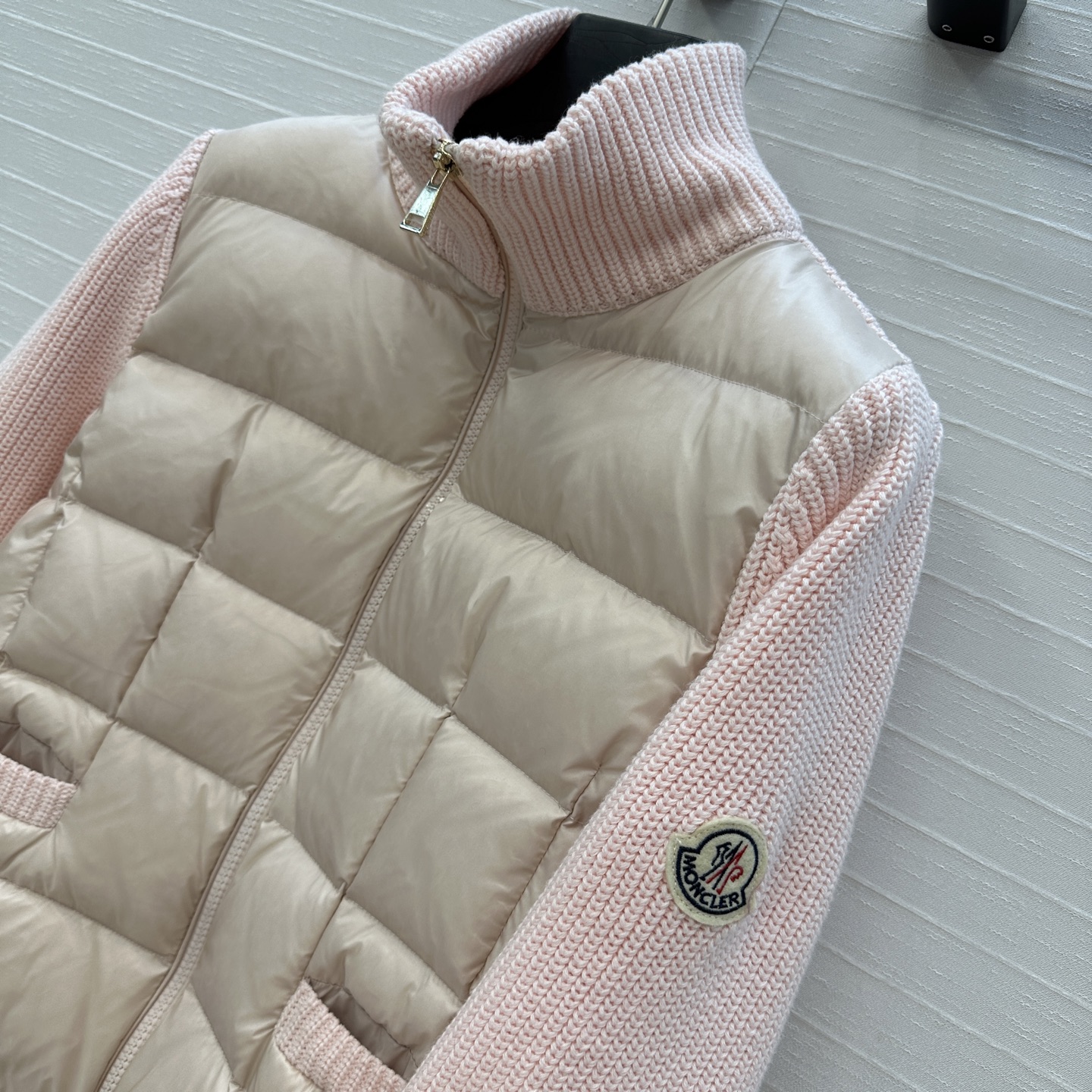 爆单推荐❤️原单品质Moncle*早秋新品 针织拼接羽绒服！冬天的内搭神器早秋必备单品。横纹绗缝经典立领