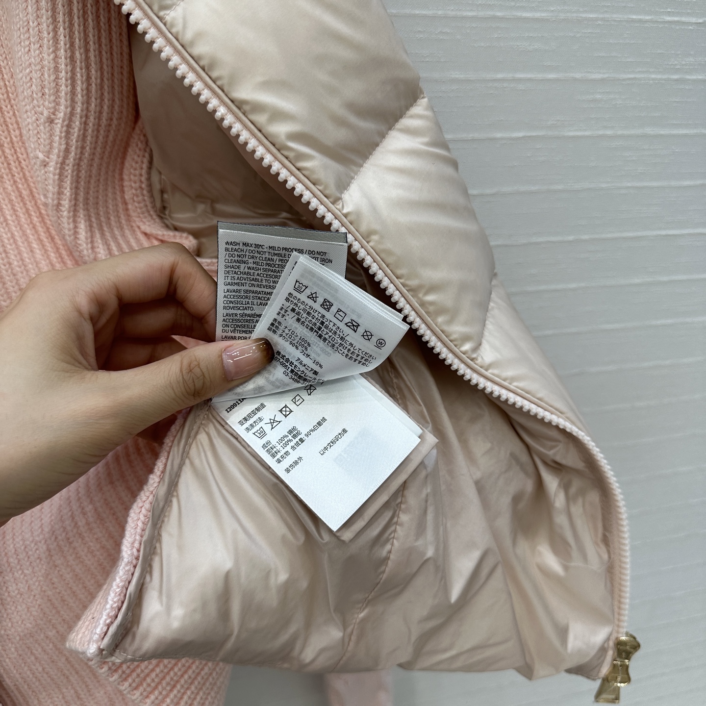 爆单推荐❤️原单品质Moncle*早秋新品 针织拼接羽绒服！冬天的内搭神器早秋必备单品。横纹绗缝经典立领