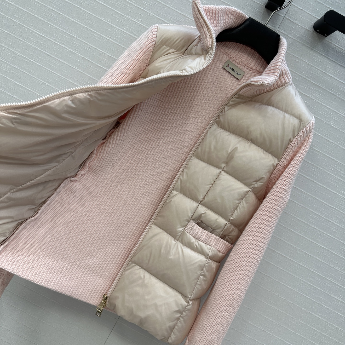 爆单推荐❤️原单品质Moncle*早秋新品 针织拼接羽绒服！冬天的内搭神器早秋必备单品。横纹绗缝经典立领