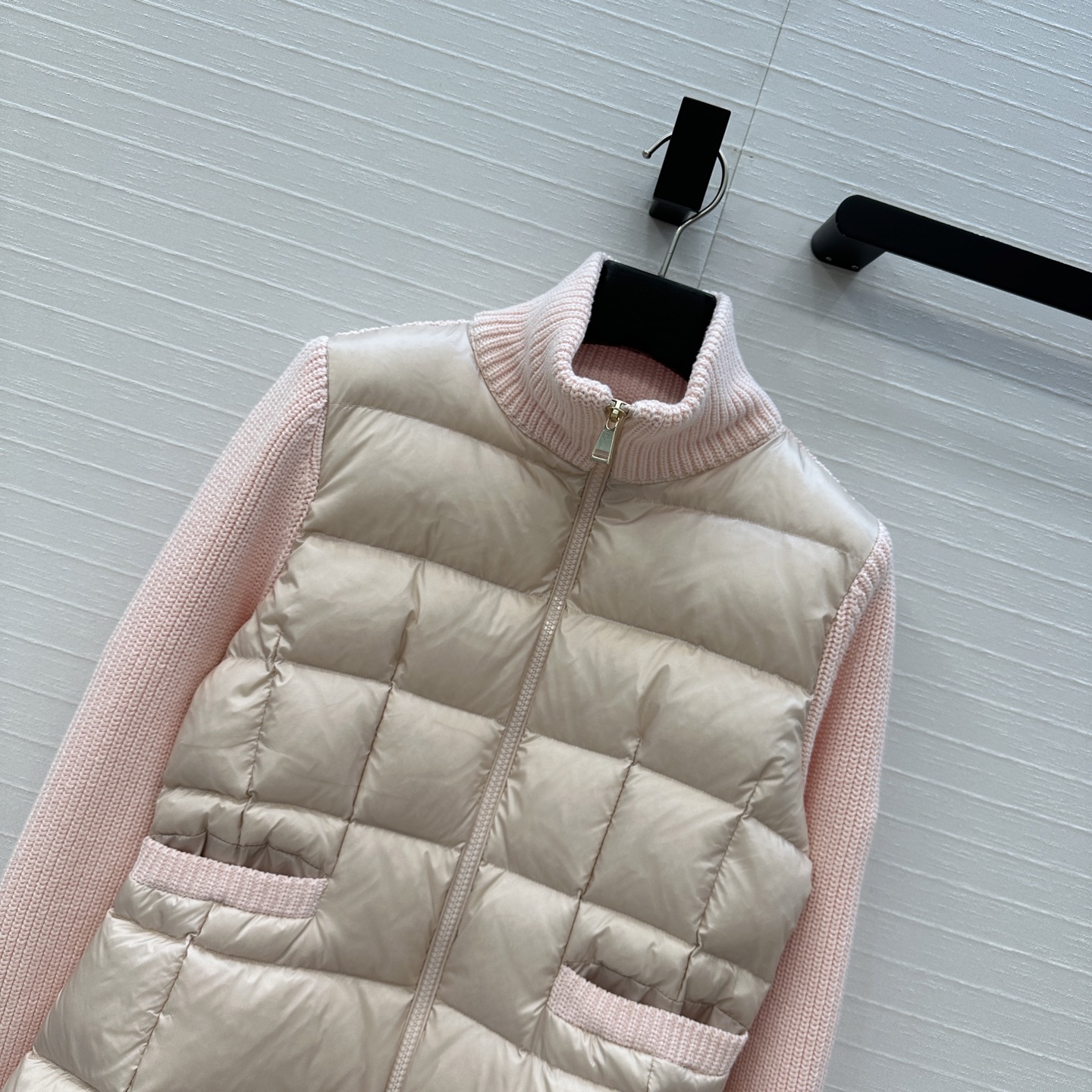 爆单推荐❤️原单品质Moncle*早秋新品 针织拼接羽绒服！冬天的内搭神器早秋必备单品。横纹绗缝经典立领