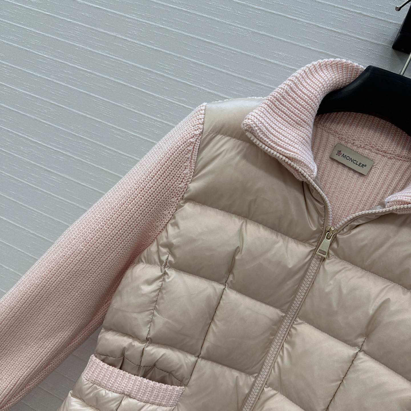 爆单推荐❤️原单品质Moncle*早秋新品 针织拼接羽绒服！冬天的内搭神器早秋必备单品。横纹绗缝经典立领