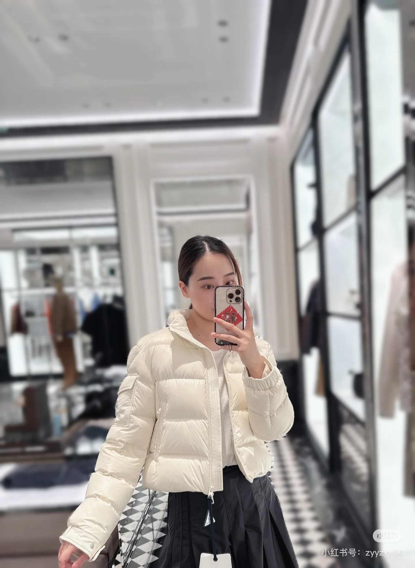 Moncler Petra Short Down Jacket: Stylish, Warm, and Comfortable 8 i1758574080854 4509 0 8