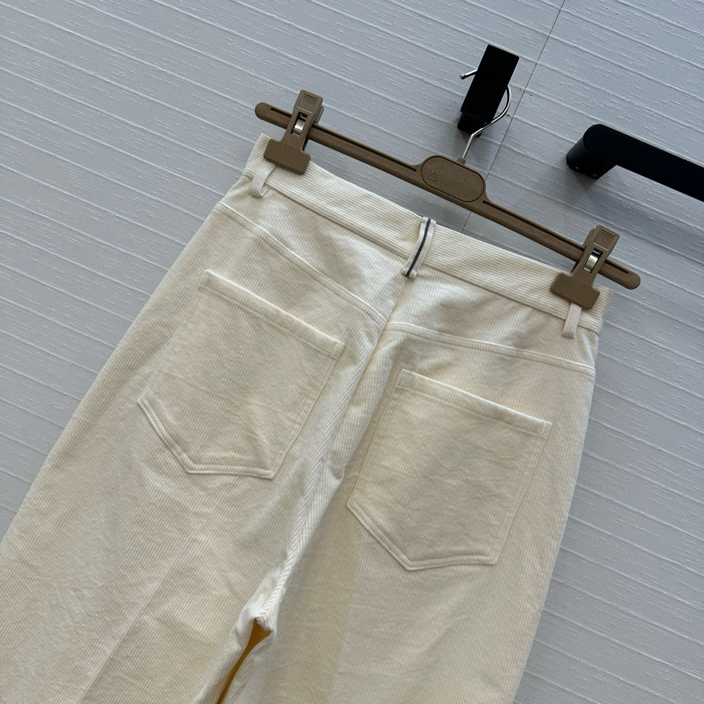 独家首发，原单品质❤️BC高智感穿搭！行走的高定老钱风穿搭，奶白色灯芯绒直筒裤！极简主义设计慵懒随性的高