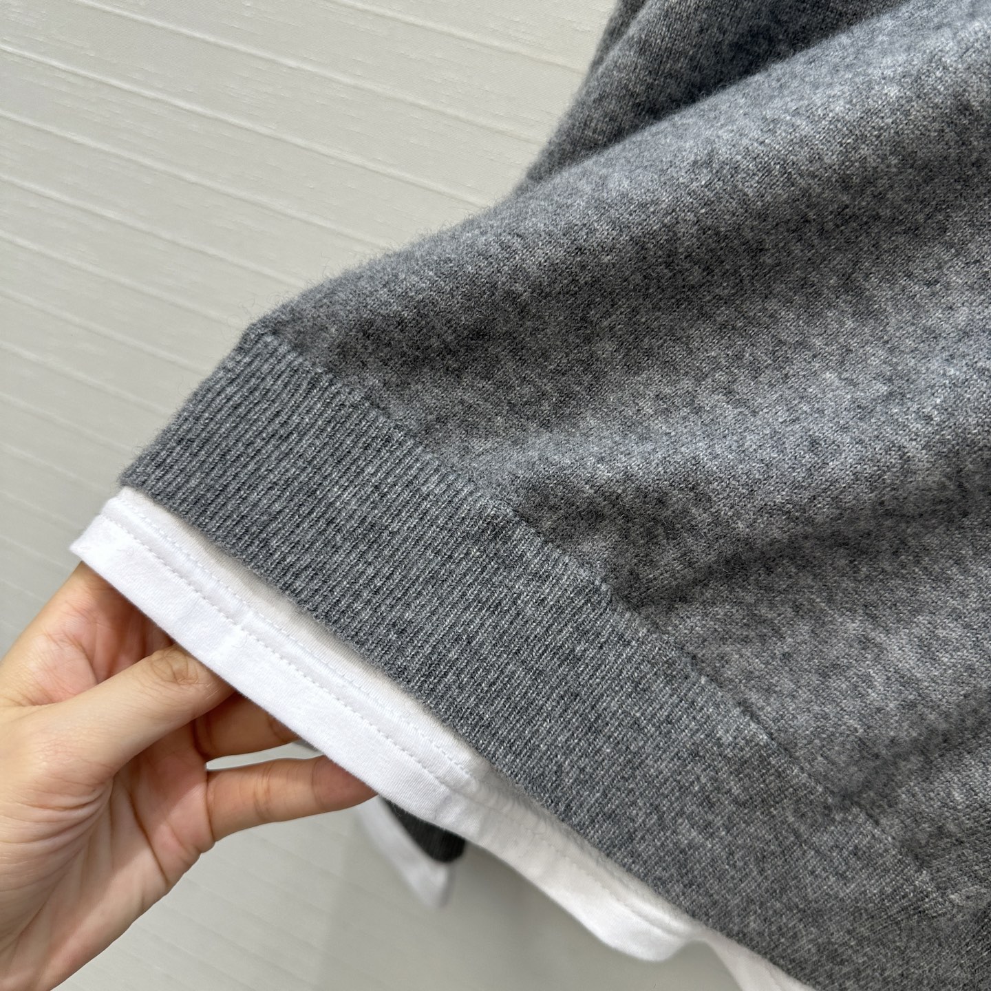 爆单推荐❤️原单品质！miu系知识分子风穿搭羊绒针织衫，撞色叠搭拼接纯棉T恤设计假两件视觉感，宽松版型不