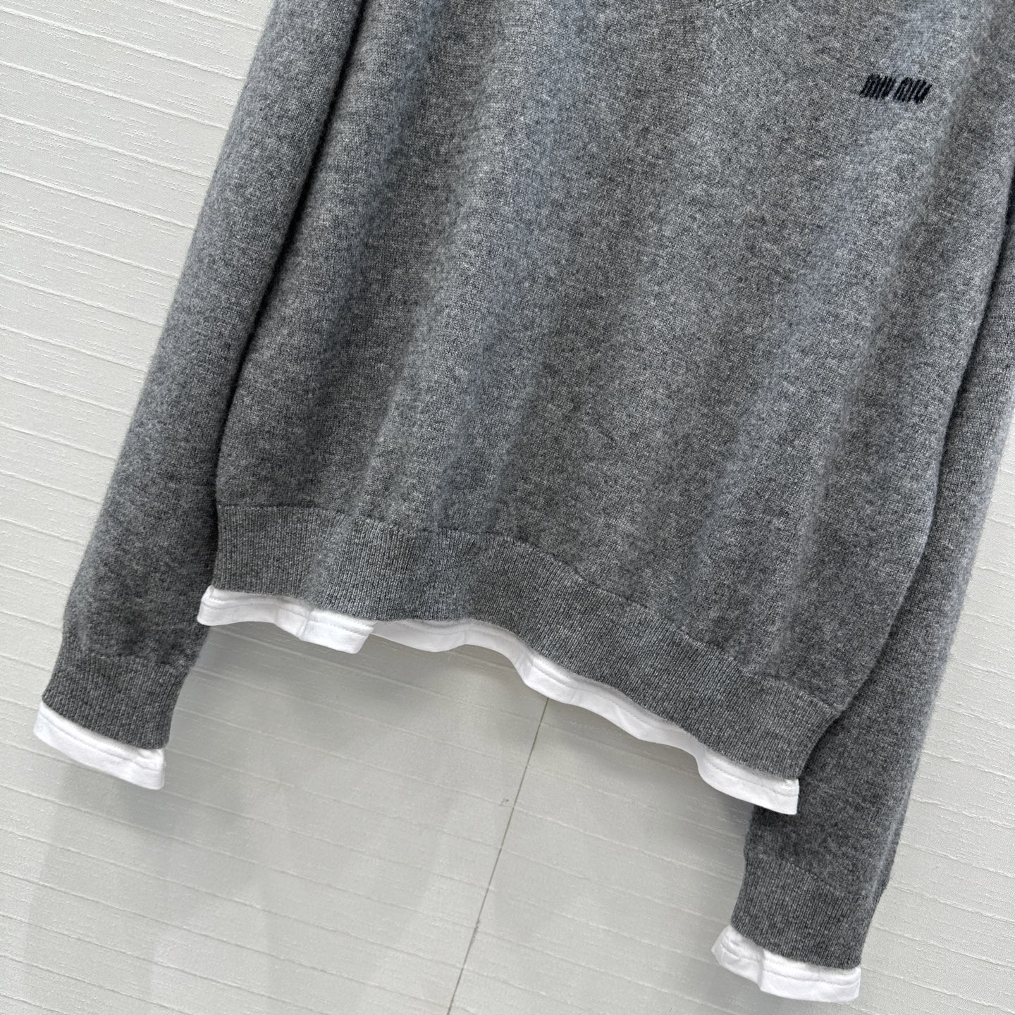 爆单推荐❤️原单品质！miu系知识分子风穿搭羊绒针织衫，撞色叠搭拼接纯棉T恤设计假两件视觉感，宽松版型不