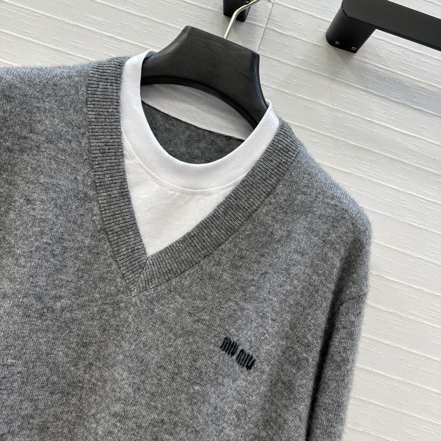 爆单推荐❤️原单品质！miu系知识分子风穿搭羊绒针织衫，撞色叠搭拼接纯棉T恤设计假两件视觉感，宽松版型不