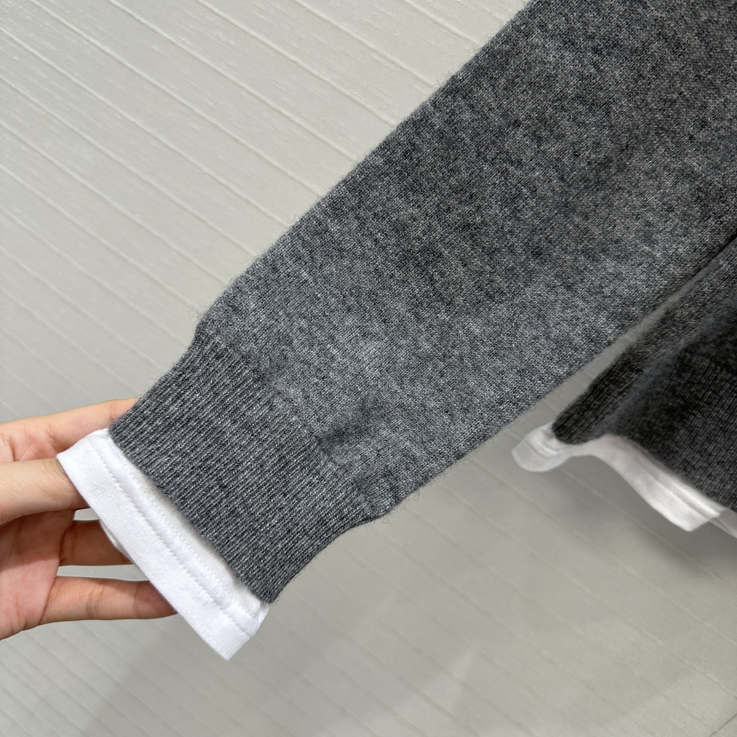 爆单推荐❤️原单品质！miu系知识分子风穿搭羊绒针织衫，撞色叠搭拼接纯棉T恤设计假两件视觉感，宽松版型不