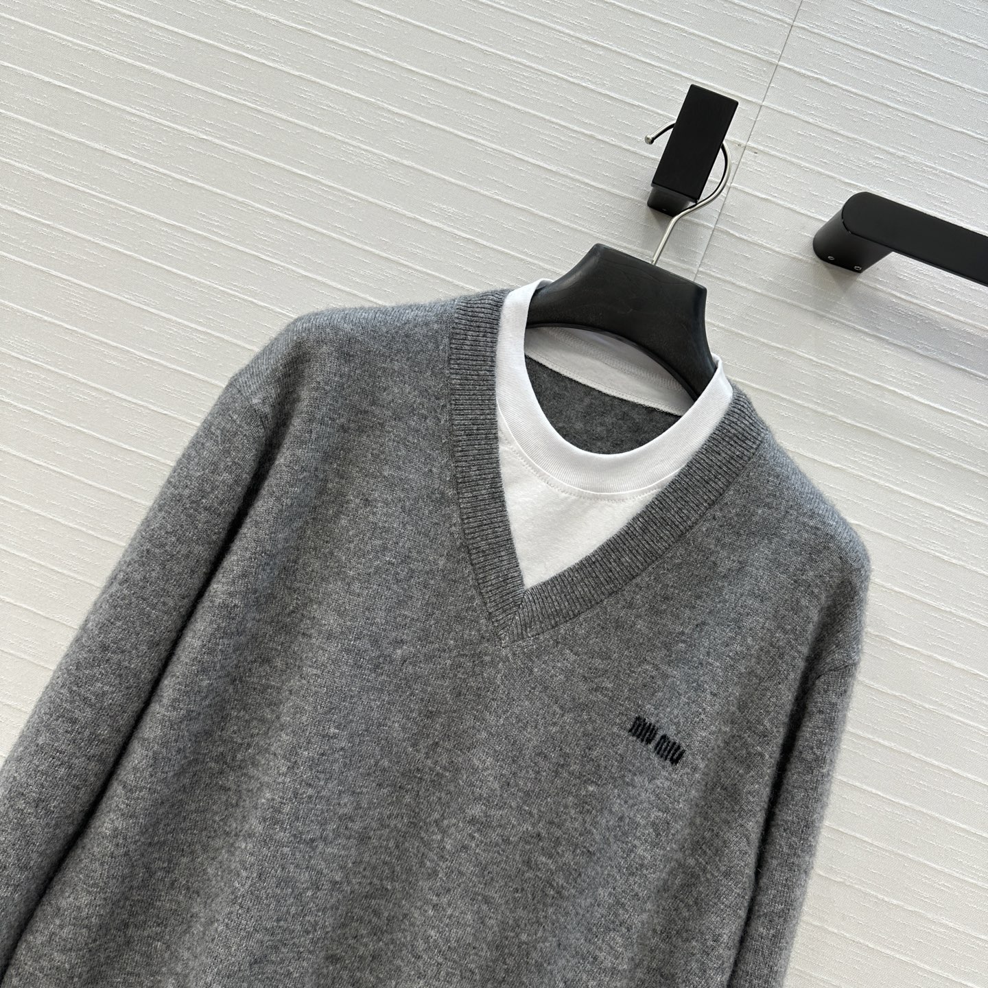 爆单推荐❤️原单品质！miu系知识分子风穿搭羊绒针织衫，撞色叠搭拼接纯棉T恤设计假两件视觉感，宽松版型不