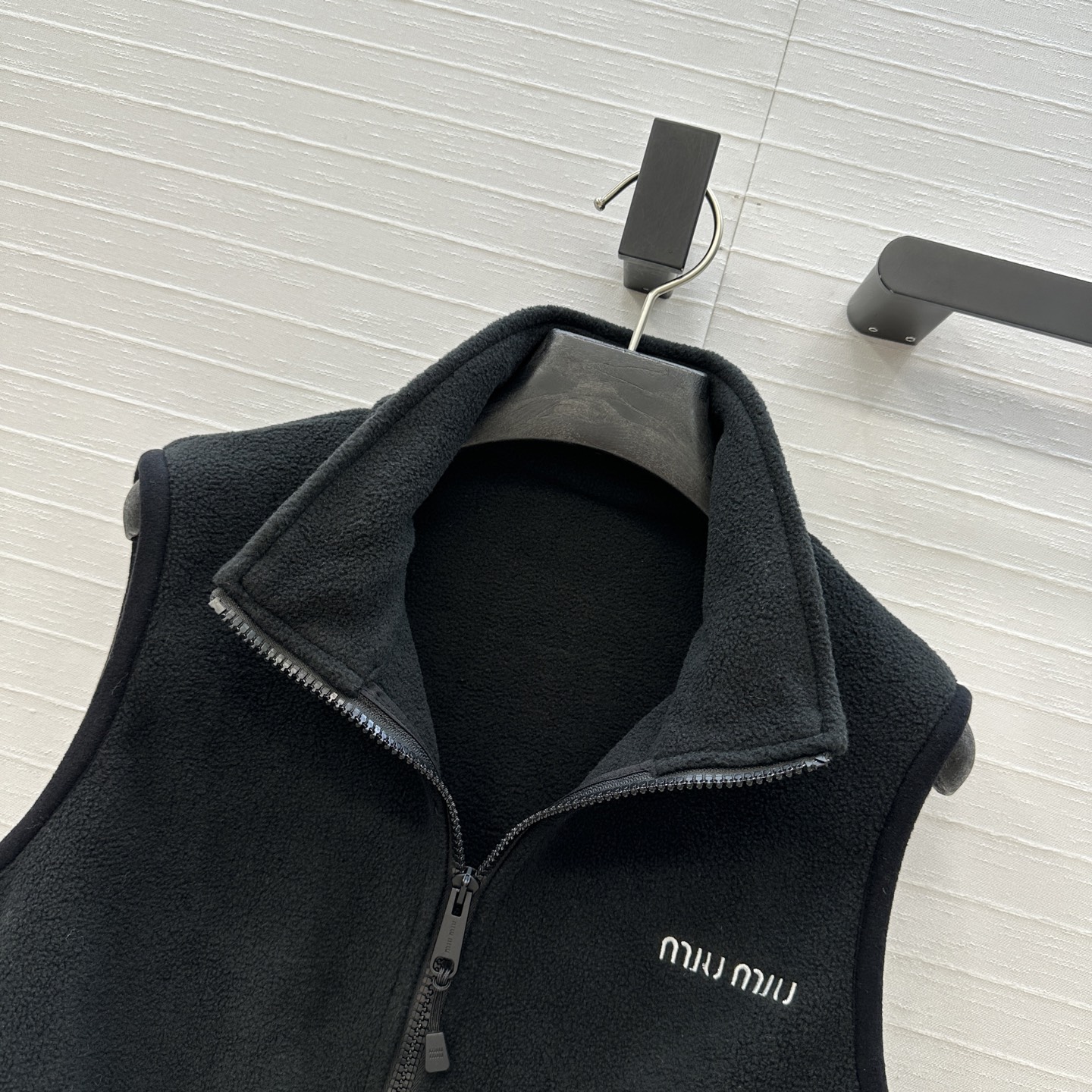 强烈推荐❤️miu系运动少女风穿搭 摇粒绒短款立领小马甲！刺绣字母logo低调奢华！经典抽绳腰设计H版型