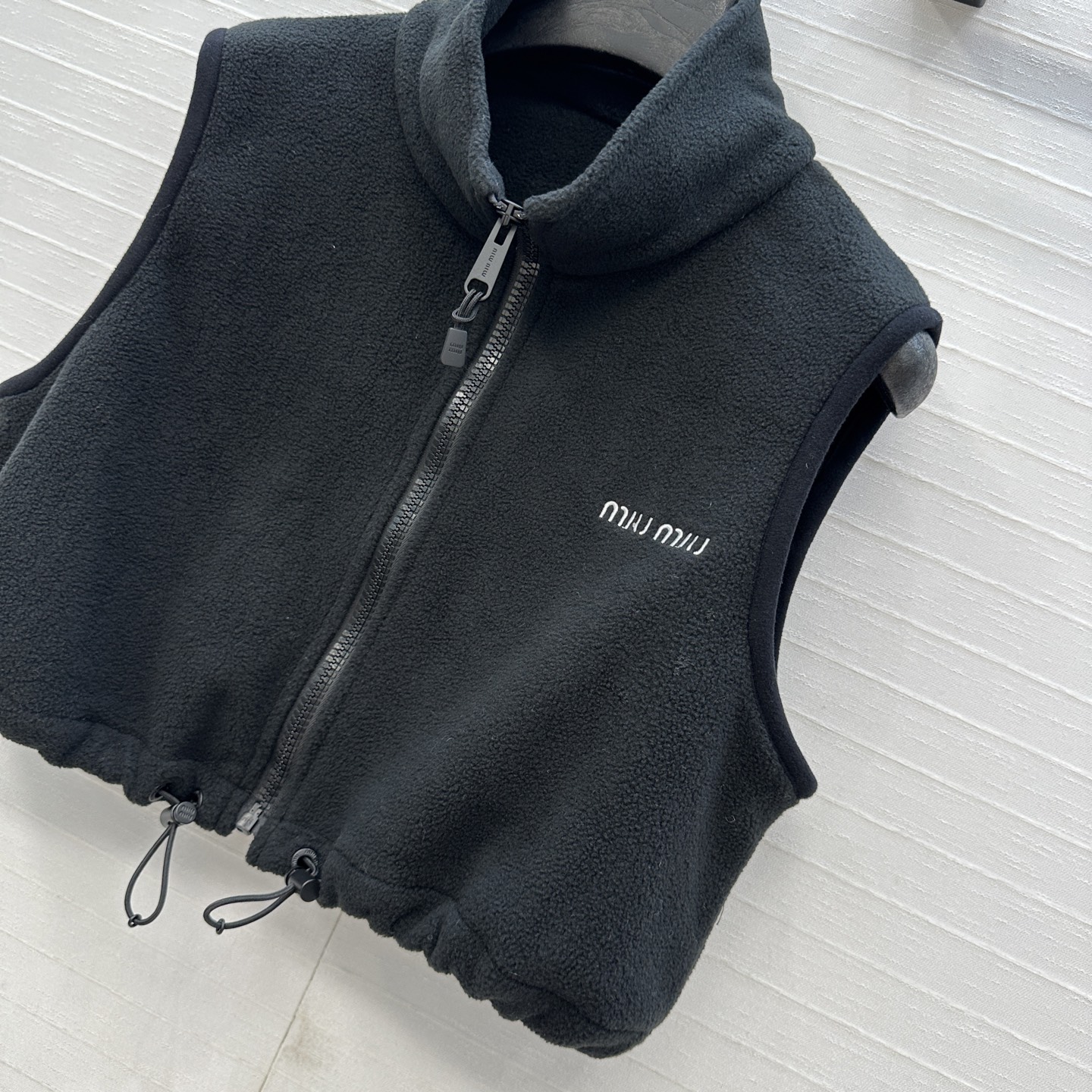 强烈推荐❤️miu系运动少女风穿搭 摇粒绒短款立领小马甲！刺绣字母logo低调奢华！经典抽绳腰设计H版型