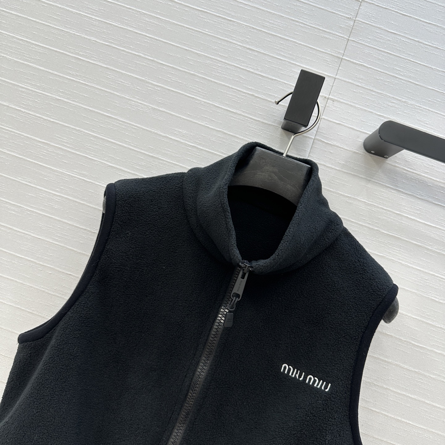 强烈推荐❤️miu系运动少女风穿搭 摇粒绒短款立领小马甲！刺绣字母logo低调奢华！经典抽绳腰设计H版型