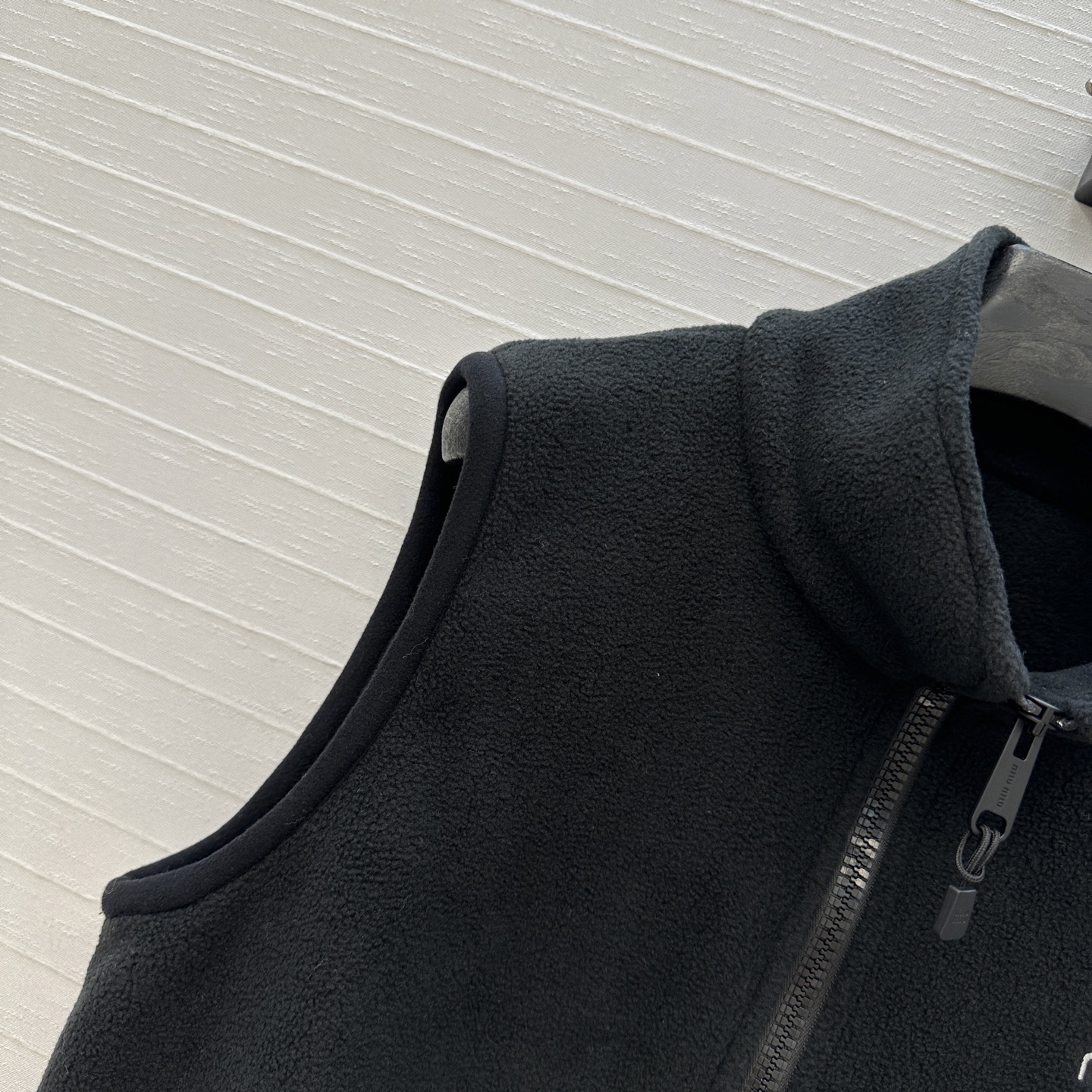 强烈推荐❤️miu系运动少女风穿搭 摇粒绒短款立领小马甲！刺绣字母logo低调奢华！经典抽绳腰设计H版型