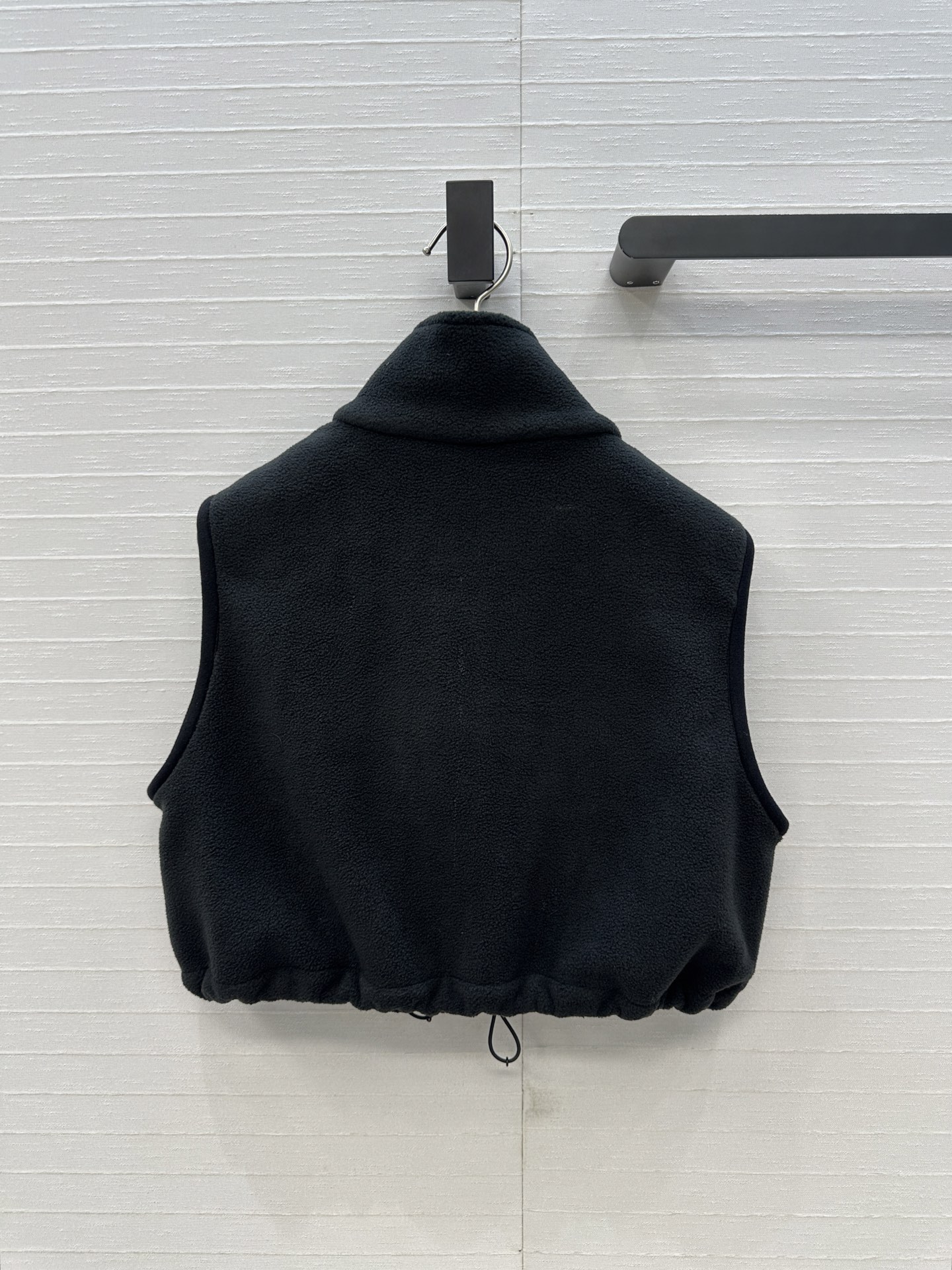 强烈推荐❤️miu系运动少女风穿搭 摇粒绒短款立领小马甲！刺绣字母logo低调奢华！经典抽绳腰设计H版型