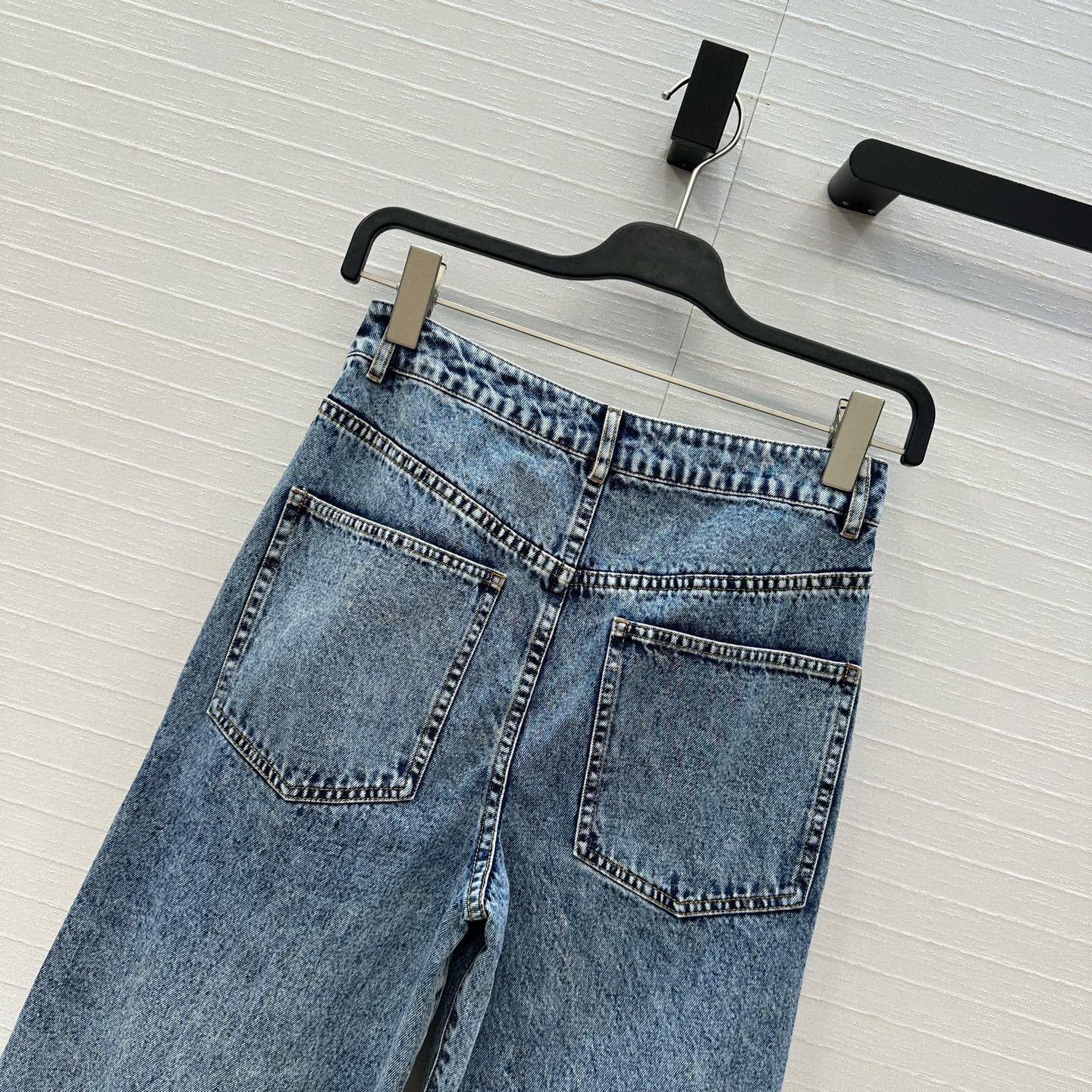 独家首发❤️爆单推荐，Alai*25新品时髦精穿搭！荷叶边雪花兰白洗水牛仔裤！品牌调性荷叶边剪裁设计版型