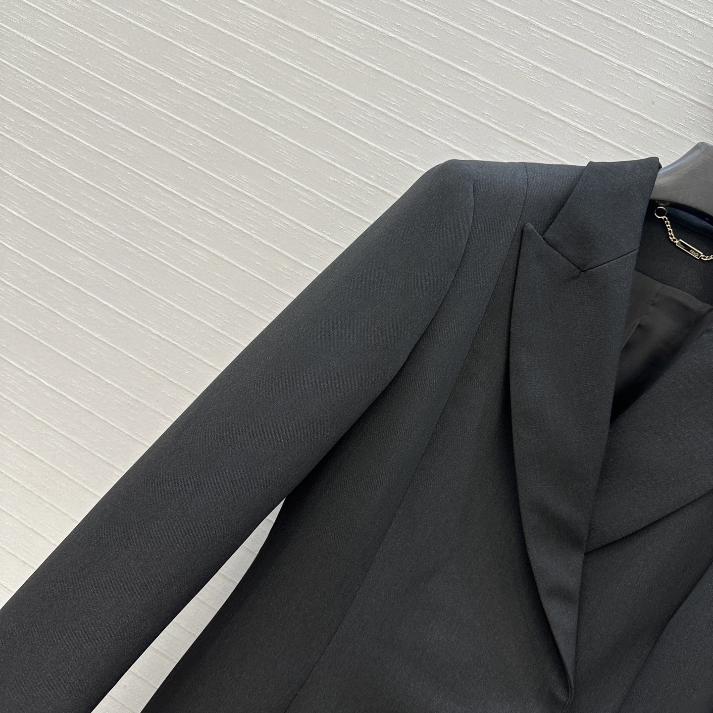 强烈推荐❤️Fd*新品长款西装大衣，西装领的干练与荷叶边大摆的优雅碰撞出高级质感。利落剪裁勾勒曼妙身姿，