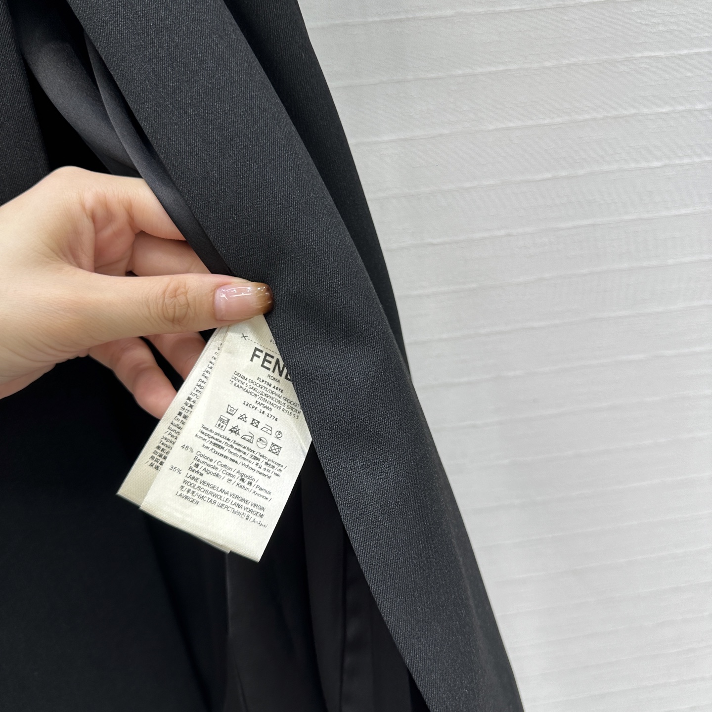 强烈推荐❤️Fd*新品长款西装大衣，西装领的干练与荷叶边大摆的优雅碰撞出高级质感。利落剪裁勾勒曼妙身姿，