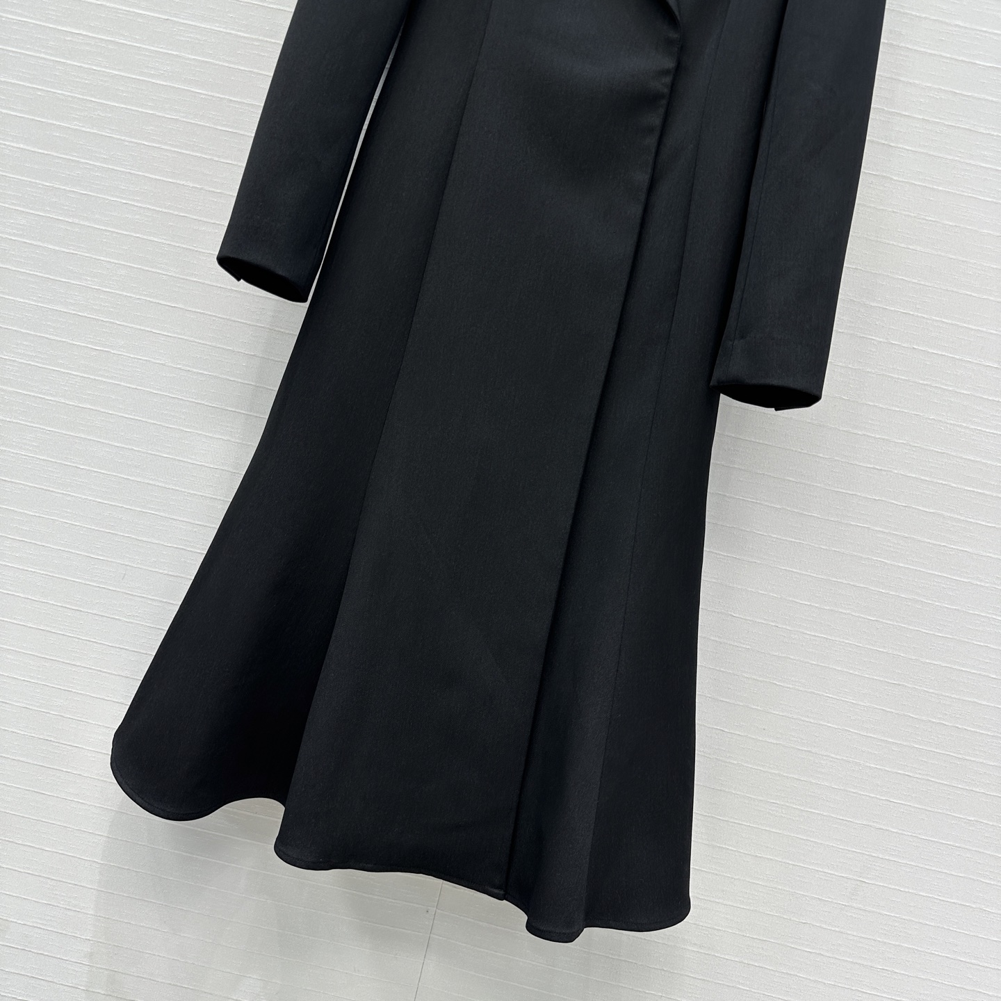 强烈推荐❤️Fd*新品长款西装大衣，西装领的干练与荷叶边大摆的优雅碰撞出高级质感。利落剪裁勾勒曼妙身姿，