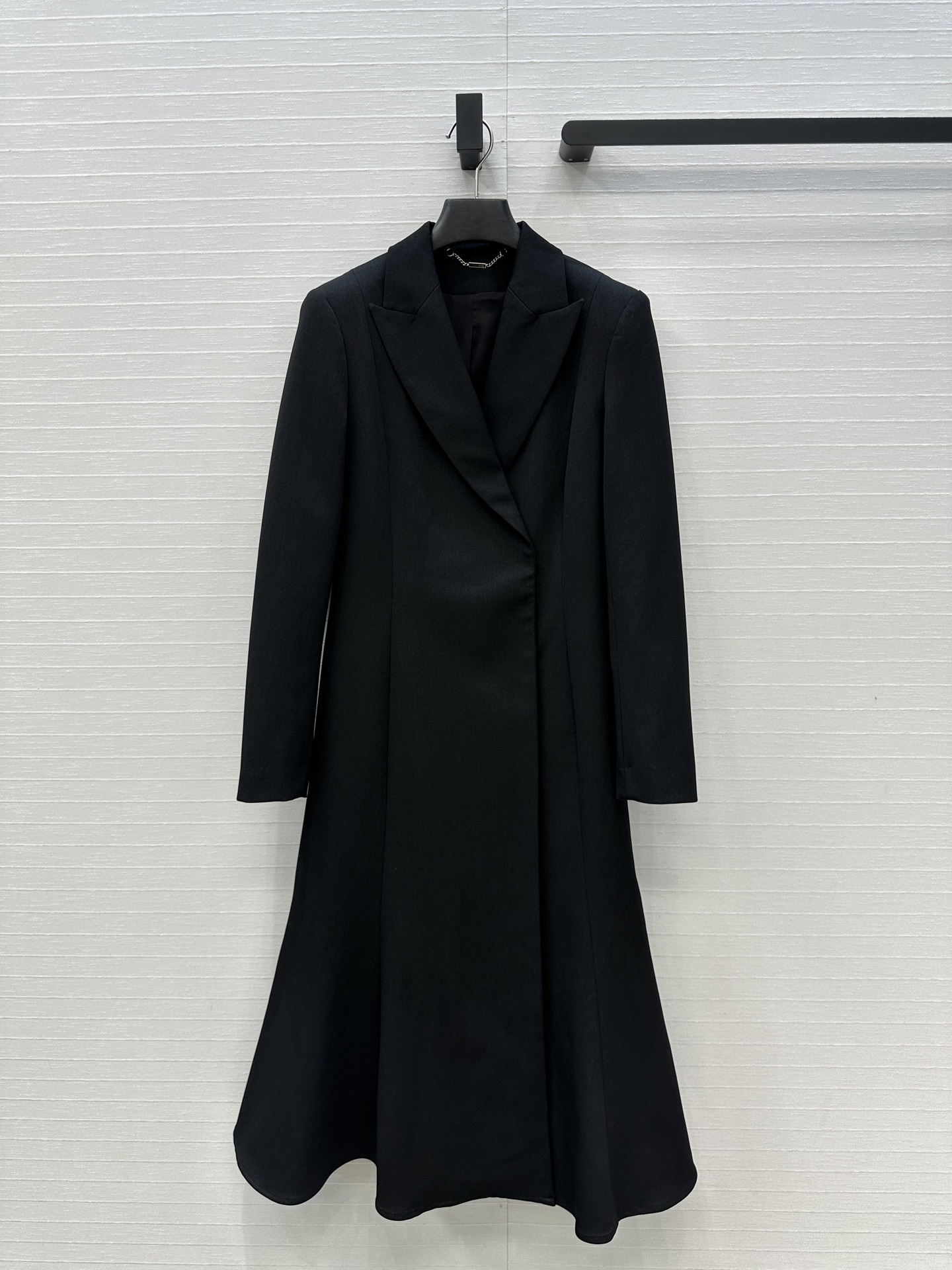 强烈推荐❤️Fd*新品长款西装大衣，西装领的干练与荷叶边大摆的优雅碰撞出高级质感。利落剪裁勾勒曼妙身姿，