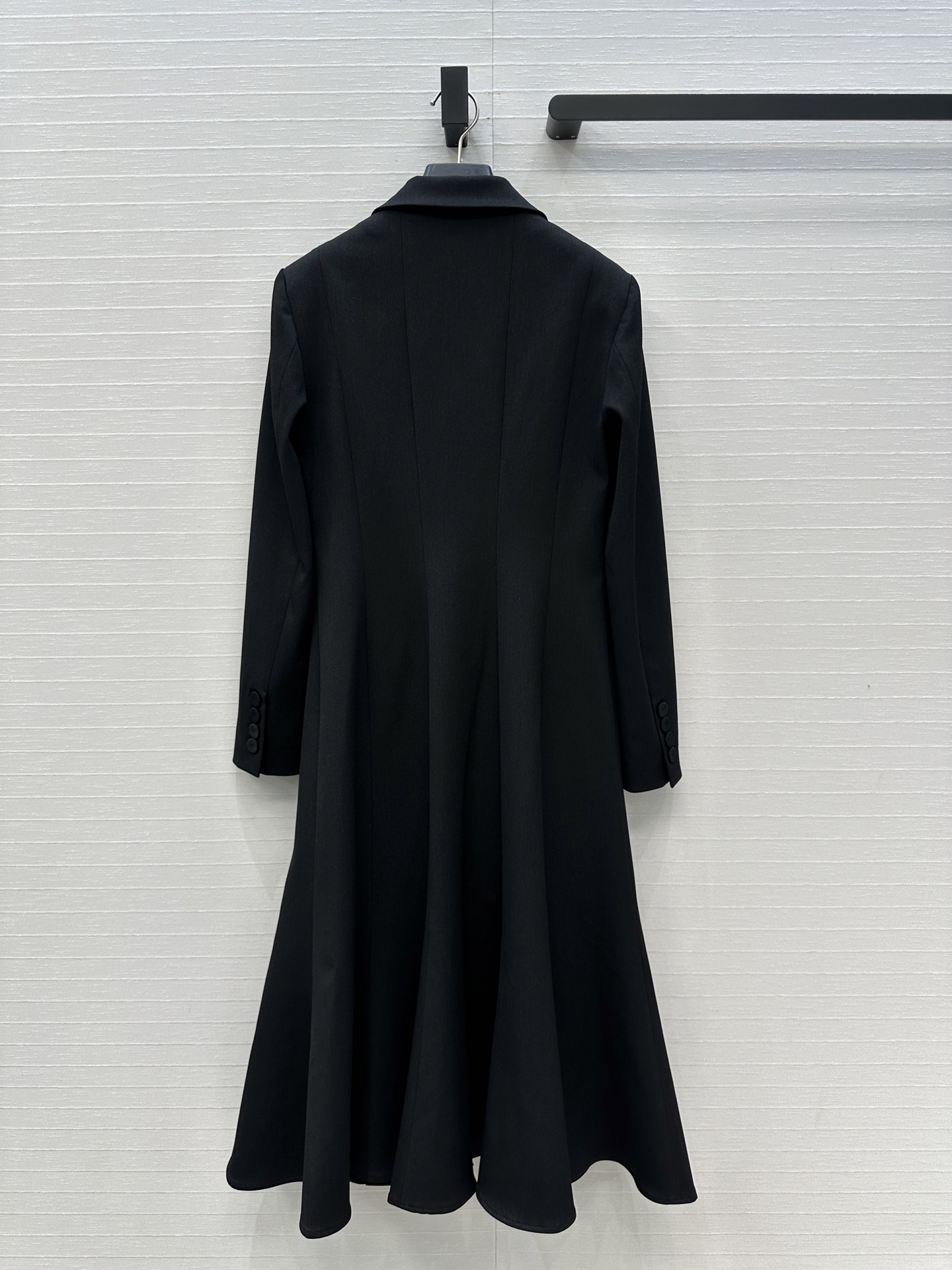 强烈推荐❤️Fd*新品长款西装大衣，西装领的干练与荷叶边大摆的优雅碰撞出高级质感。利落剪裁勾勒曼妙身姿，