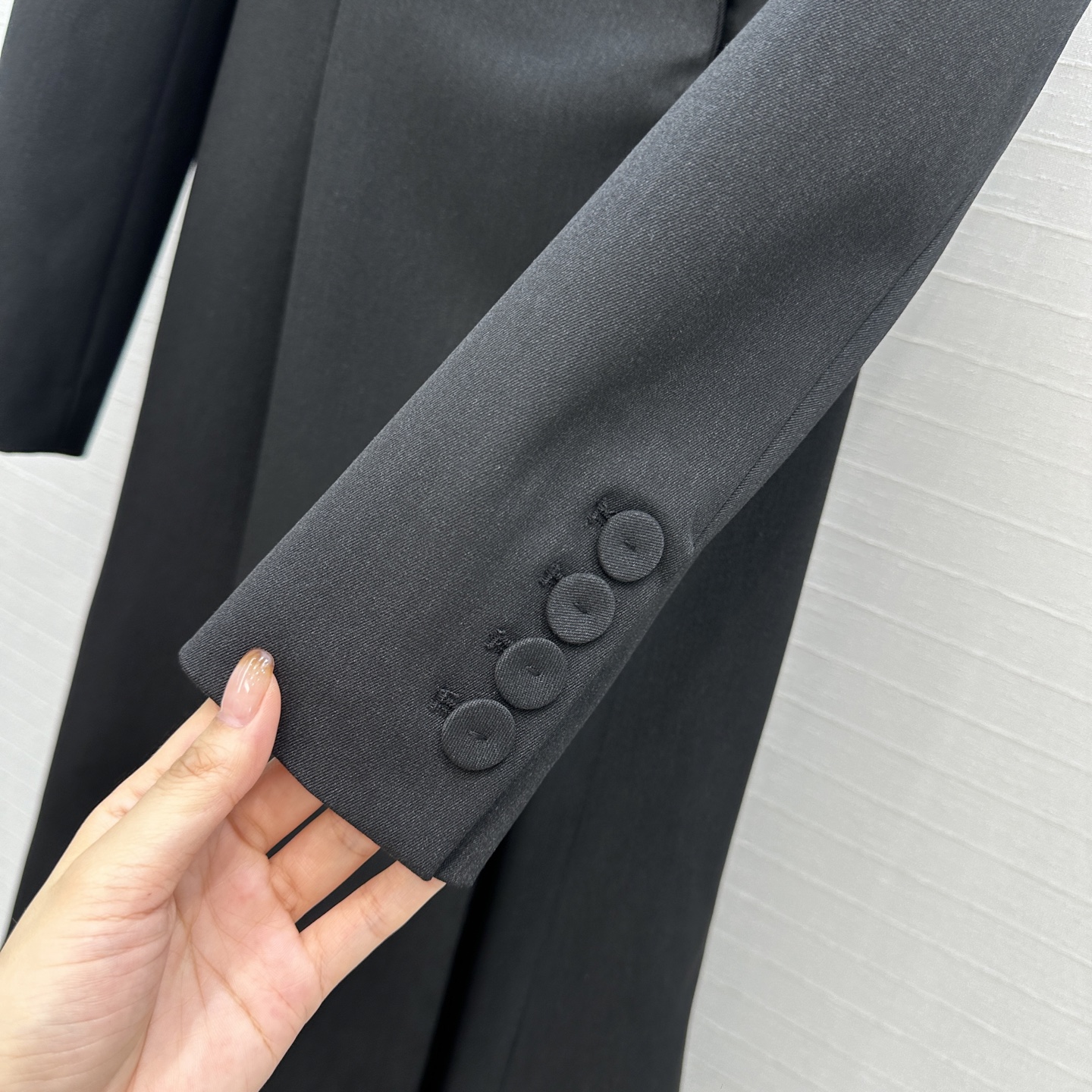 强烈推荐❤️Fd*新品长款西装大衣，西装领的干练与荷叶边大摆的优雅碰撞出高级质感。利落剪裁勾勒曼妙身姿，