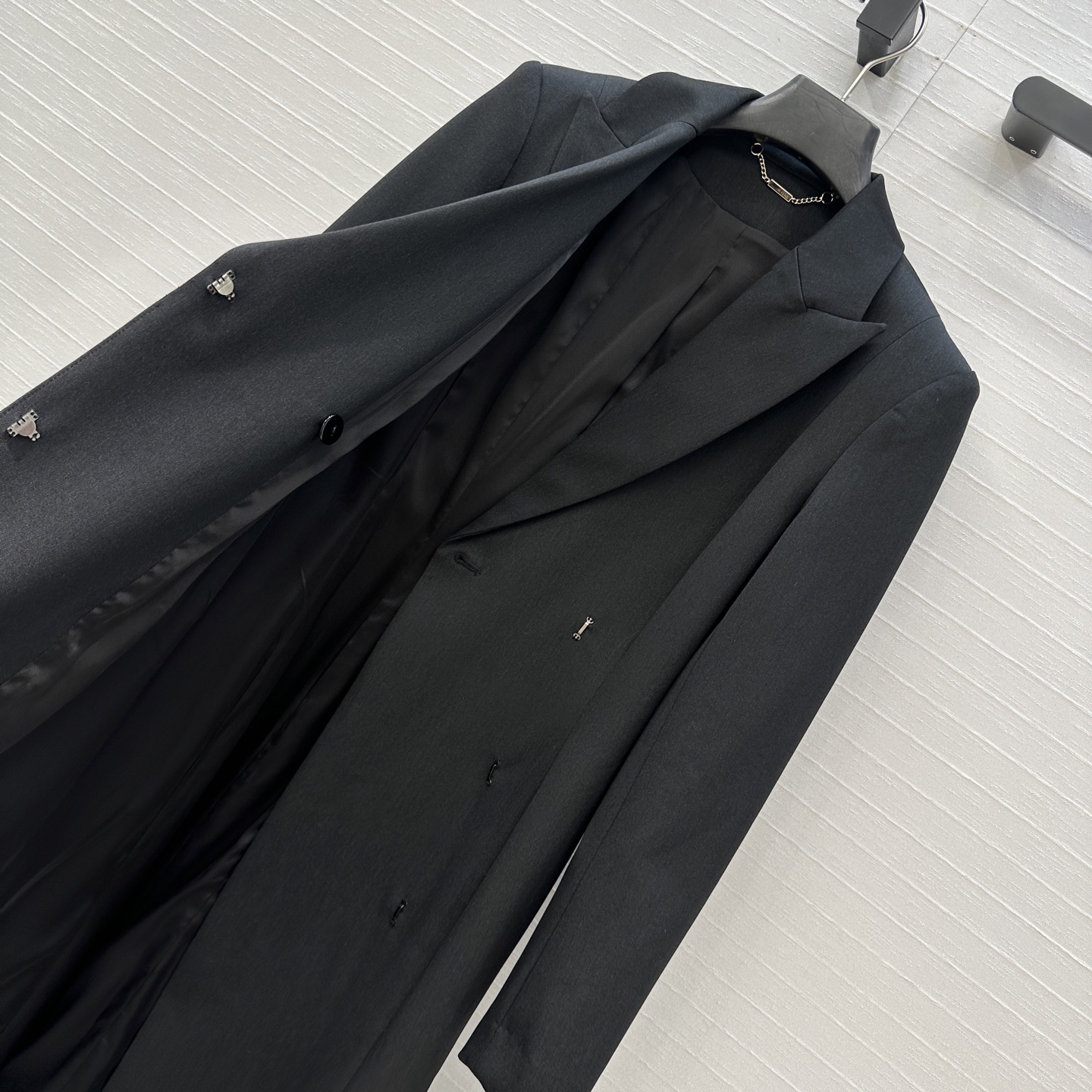 强烈推荐❤️Fd*新品长款西装大衣，西装领的干练与荷叶边大摆的优雅碰撞出高级质感。利落剪裁勾勒曼妙身姿，