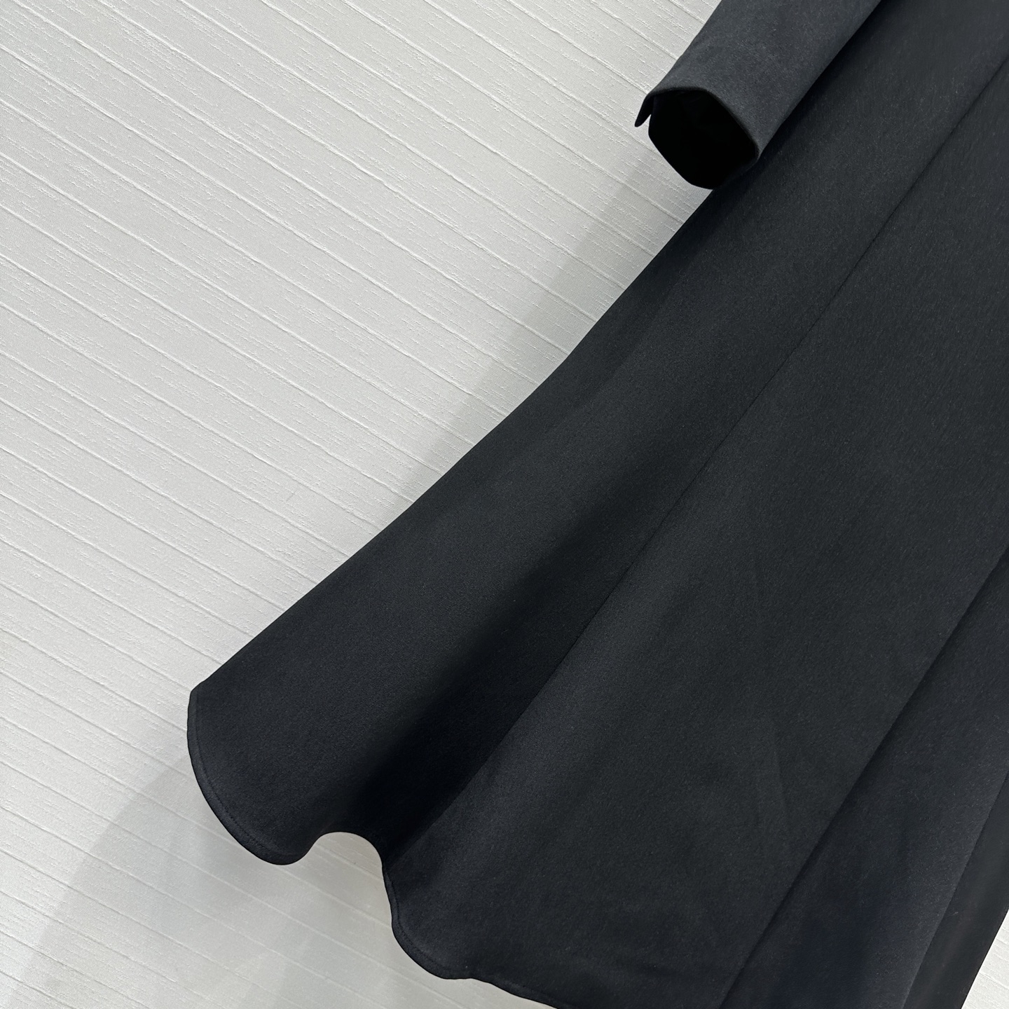 强烈推荐❤️Fd*新品长款西装大衣，西装领的干练与荷叶边大摆的优雅碰撞出高级质感。利落剪裁勾勒曼妙身姿，