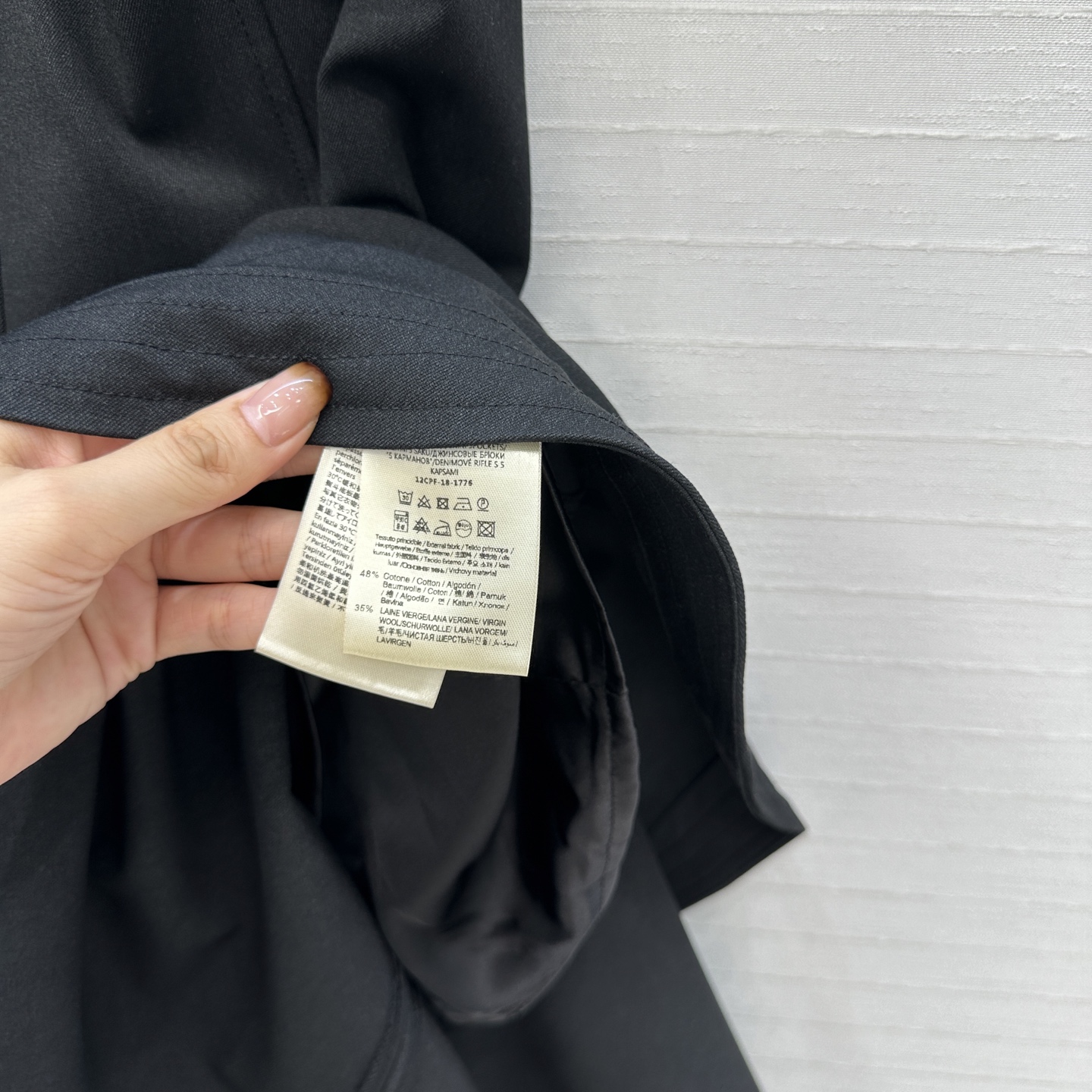 强烈推荐，Fd*新品黑色连衣裙，简约又不失时尚气质，经典的无袖设计加上修身剪裁完美勾勒出身材曲线，显得优