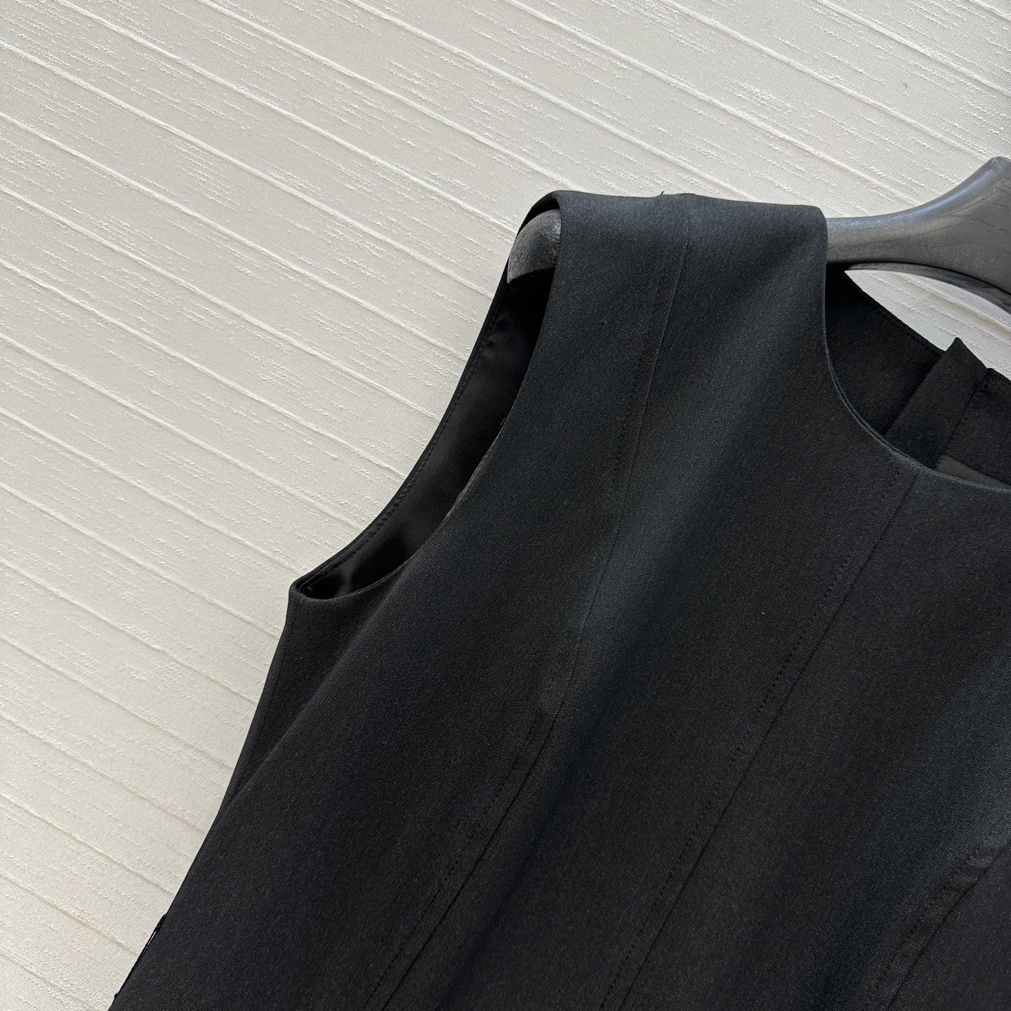 强烈推荐，Fd*新品黑色连衣裙，简约又不失时尚气质，经典的无袖设计加上修身剪裁完美勾勒出身材曲线，显得优