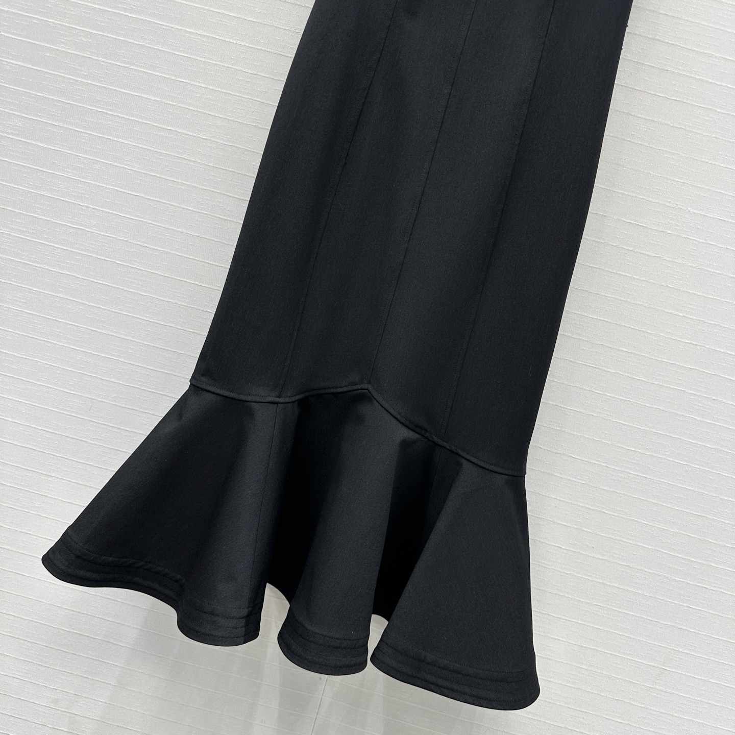 强烈推荐，Fd*新品黑色连衣裙，简约又不失时尚气质，经典的无袖设计加上修身剪裁完美勾勒出身材曲线，显得优